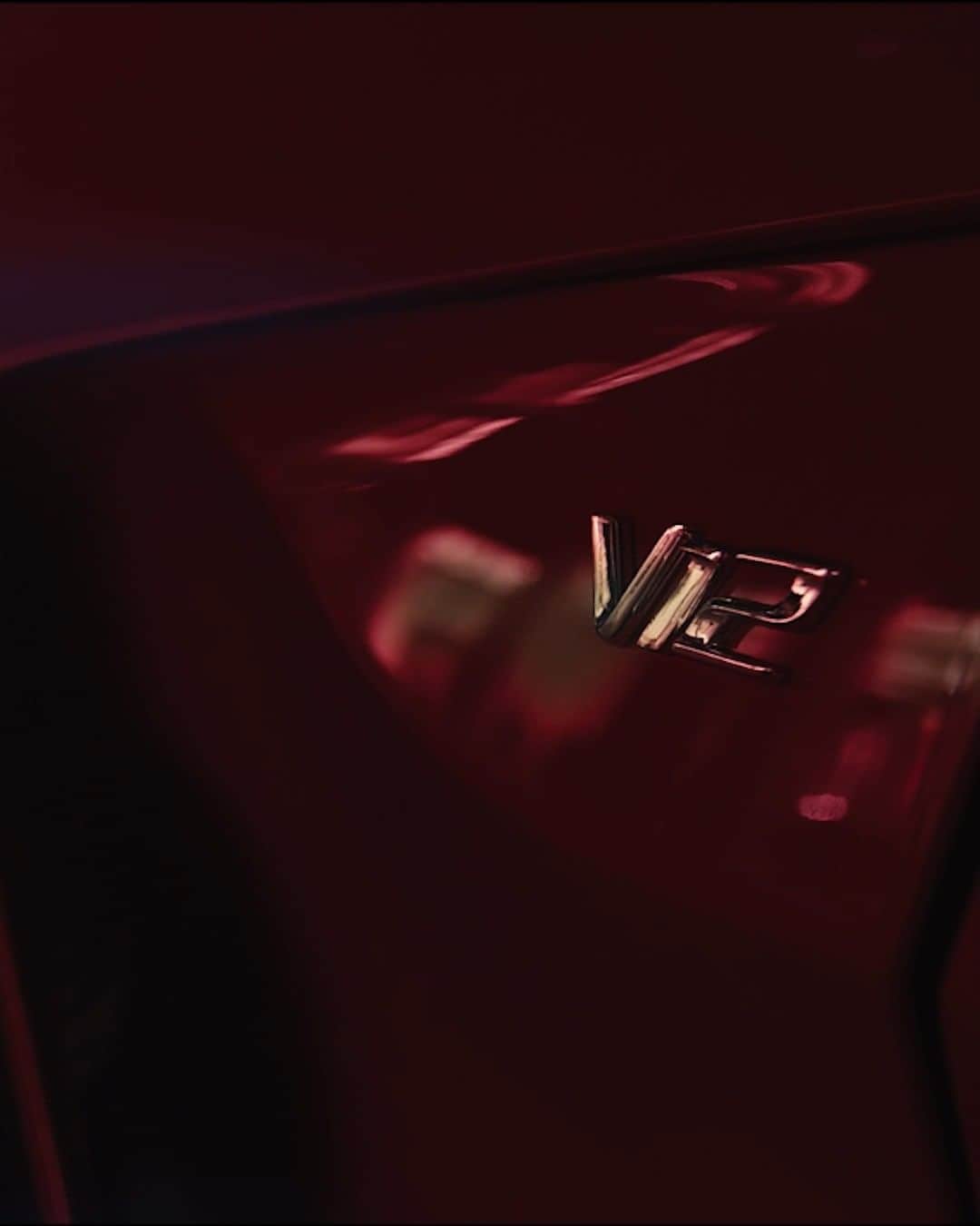 アストンマーチンのインスタグラム：「A salute to an iconic bloodline. An unapologetic celebration of power. A roar that will echo in eternity. This is V12 Vantage.  #AstonMartin #V12Vantage #NeverLeaveQuietly」