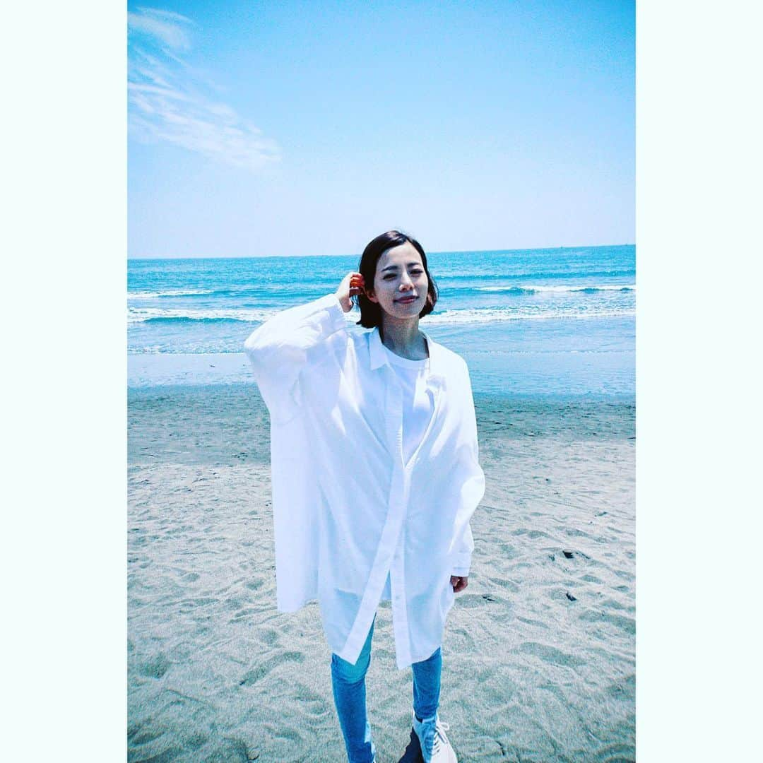 桜井ユキさんのインスタグラム写真 - (桜井ユキInstagram)「皆様こんにちは  海、砂浜、白シャツ、デニム、そして青い空。  もう爽やかしか詰まってない  たまには私も爽やかな風を吹かせたいです  ただ今日、眉毛濃  　　　　　　　　　　　　　　　　　　　桜井  ※すみません。。編集しようとしたら間違えて削除してしまいましたので再度投稿しました。。」5月30日 18時44分 - yuki.sakurai_official