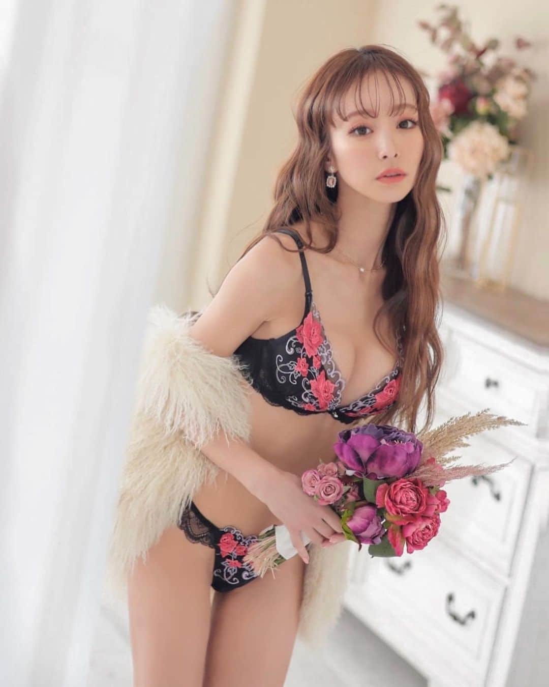 のインスタグラム：「⁡ ⁡ ⁡ ⁡ 𝐋𝐢𝐧𝐠𝐞𝐫𝐢𝐞...♥️ @drw_official  Hair make @nozaking42  神メイク有難！✨ ⁡ ⁡ ⁡ ⁡ ⁡ ✁┈┈┈┈┈┈┈┈┈┈ ⁡ 4月5月のヘア詳細 ヘアサロン @rip.hair  担当 @hayato_imaoka  3月変わらず ブラウンベージュカラー継続中 髪質改善リケアトリートメントも 変わらずつやつやヘア！ ⁡ ⁡ 6月7日発売 @aneageha は このカラーでのぞんでます♥️ 是非みてね！！ ⁡ ✁┈┈┈┈┈┈┈┈┈┈ ⁡ ⁡ ⁡ ⁡ #武田静加#drw#shooting #hairmake#make#makeup#カラコン #ヘアメイク#メイクアップ#下着#下着撮影#drw#lingerie#lingeriemodel#style #model#モデル#キングメイク#野崎裕子 #haircolor#今岡隼人」