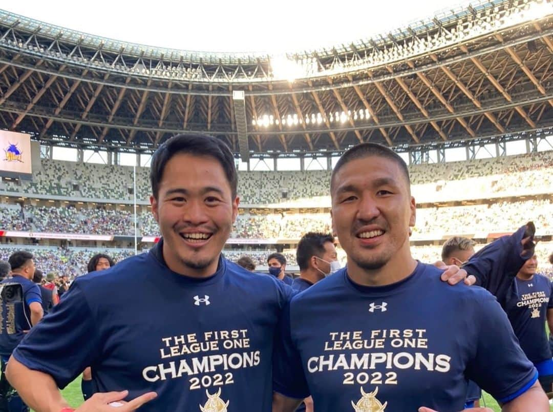 布巻峻介さんのインスタグラム写真 - (布巻峻介Instagram)「LEAGUE ONE 2022  優勝🏆  シーズン中たくさんの応援ありがとうございました。  チーム一丸となって勝ち取った優勝。本当に嬉しかったです。  またすぐに次のシーズンはやって来ます。  来シーズンもワクワクする試合をお見せできるように頑張ります！  #wildknights」5月30日 19時04分 - nunoshun