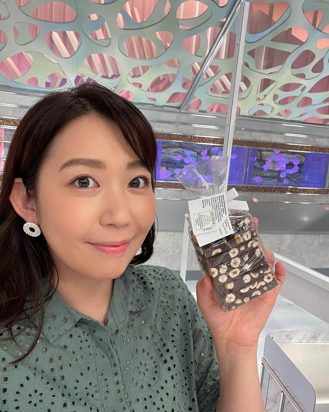 須黒清華のインスタグラム：「こんばんは〜 今夜は西村キャスターがダボス会議のお土産をくださいました✨ スイス🇨🇭といえば、チョコレート🍫 甘〜い誘惑に負けそうですが、こんな時間なので、明日の朝頂こうと思います… 明日はチョコを食べて、夜まで頑張るぞー💪  皆さん、今週も頑張りましょう〜🍀 #ダボス会議 #スイス #スイスチョコレート #日経ニュースプラス9」
