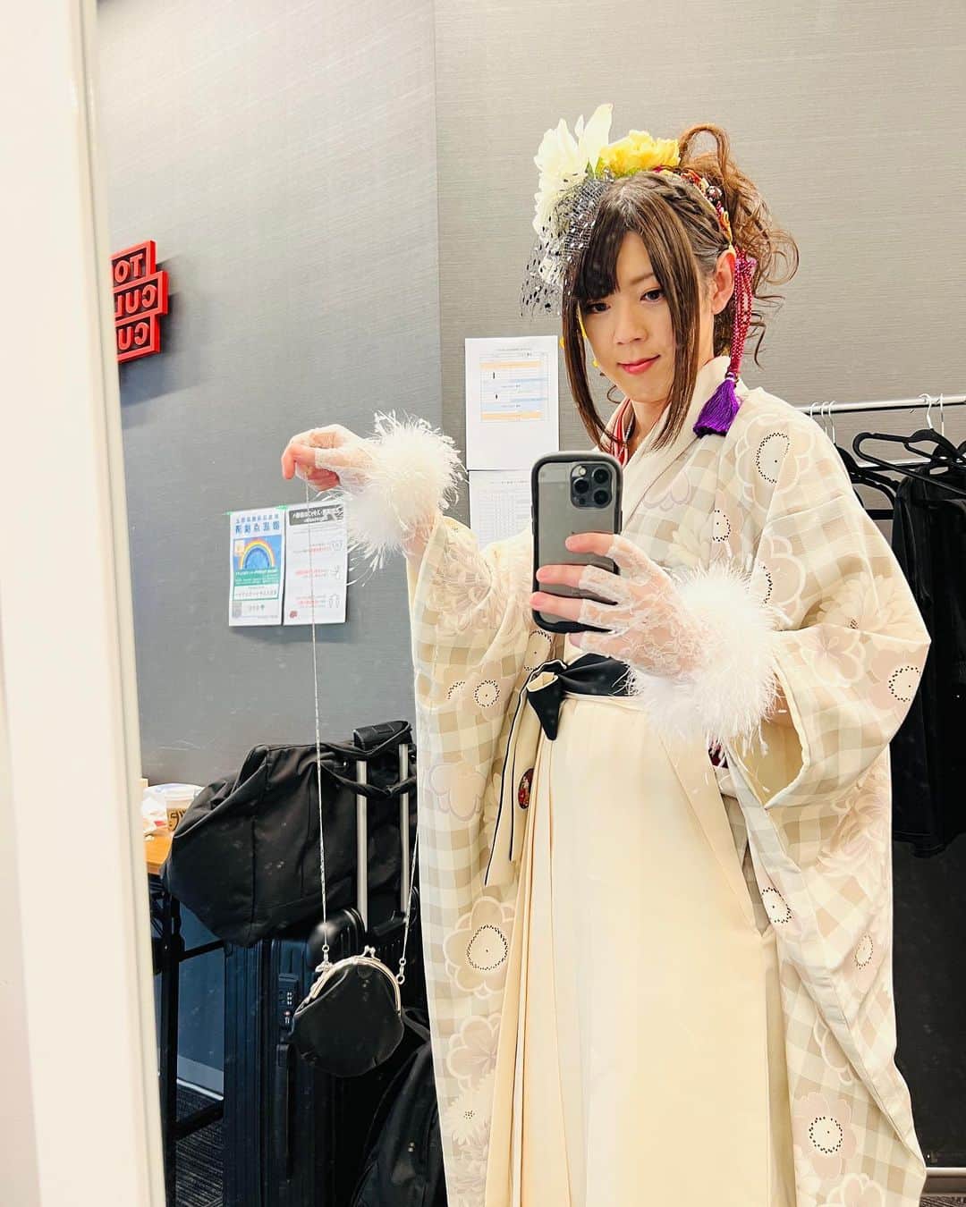 のインスタグラム：「アコースティックツアーもあっという間に終わってしまって、若干のロス感があります。笑 今回もグッズも可愛い感じでしたがACで作ったショルダーポーチ我ながら本当に可愛い！手に入れた方もヘビーユーズしてくださいね。白袴に合わせて白いグローブを装備したんだけど、ツアーファイナル後は成仏致しました。  #亜沙　#和楽器バンド　#袴 #automatacrown #ショルダーポーチ #財布にもなります #アコースティックライブ #千秋楽 #５月も終わり #最近めちゃ暑い」