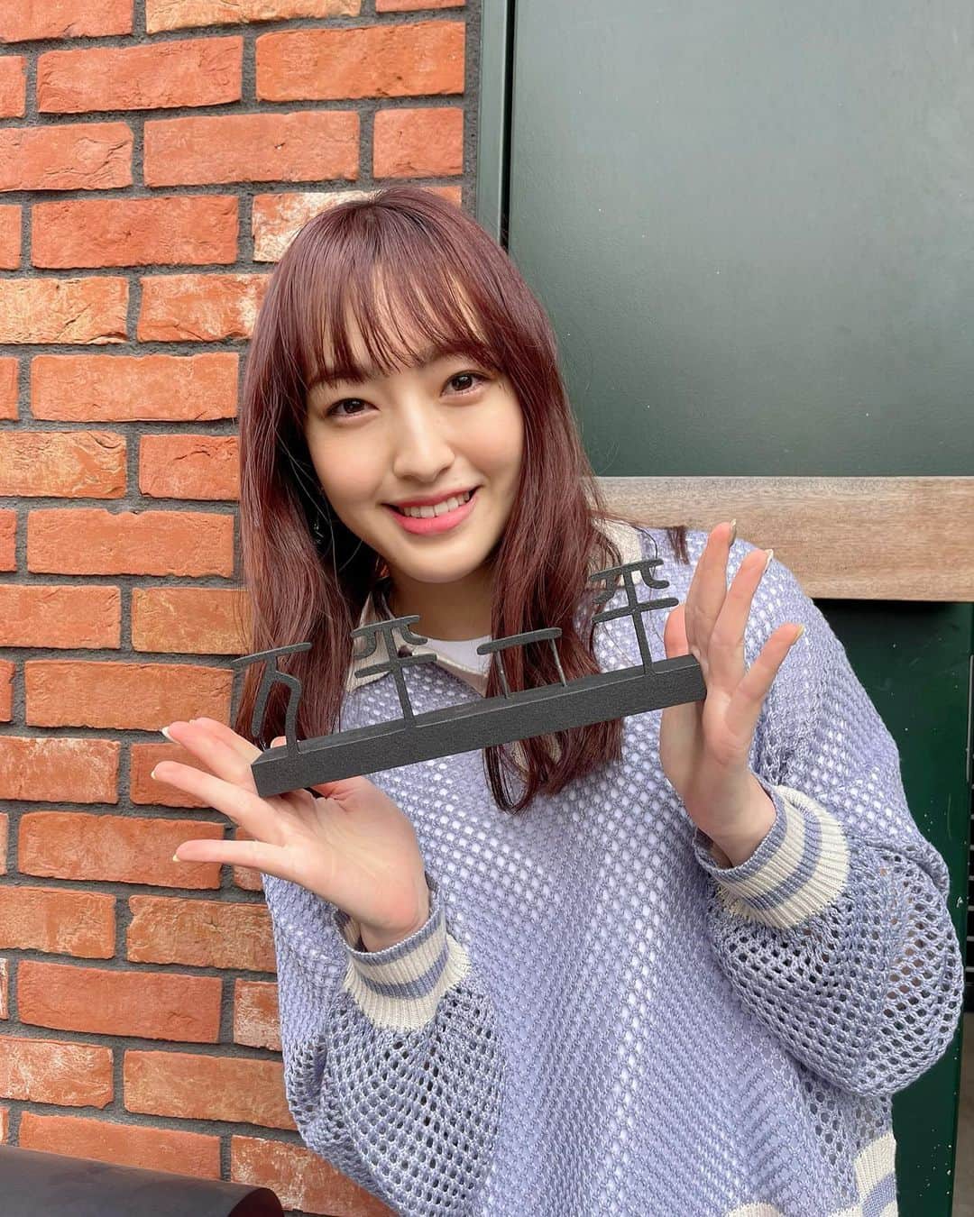 のインスタグラム：「今日は#吉祥寺ルーザーズ 第8話の放送日🍎  私は翠さんと池上さんのとあるシーンが大好きです😂 ゲストには#awesomecityclub さんが！！！！ 「マンタずるい」を何百回も叫びました。すっごい素敵なんです。私も行きたかったーーーー！  本日夜23時6分からテレビ東京系列で放送です！是非ご覧ください☺️ 万平一平表札と記念写真📸♡」