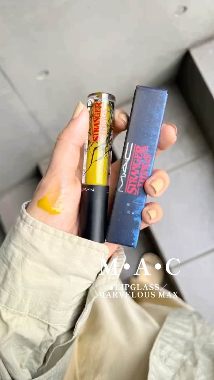 M∙A∙C Cosmetics Japanのインスタグラム：「「ストレンジャー・シングス 未知の世界」の世界観にインスパイアされたリップグロス💄 単色使いはもちろん、お手持ちのリップに重ね付けしてニュアンスチェンジにもおすすめ💛 　 ■使用製品 リップガラス／マーベラス マックス  Regram from @masam1101 #MACストレンジャーシングス #MACStrangerThings @Netflix @strangerthingstv」