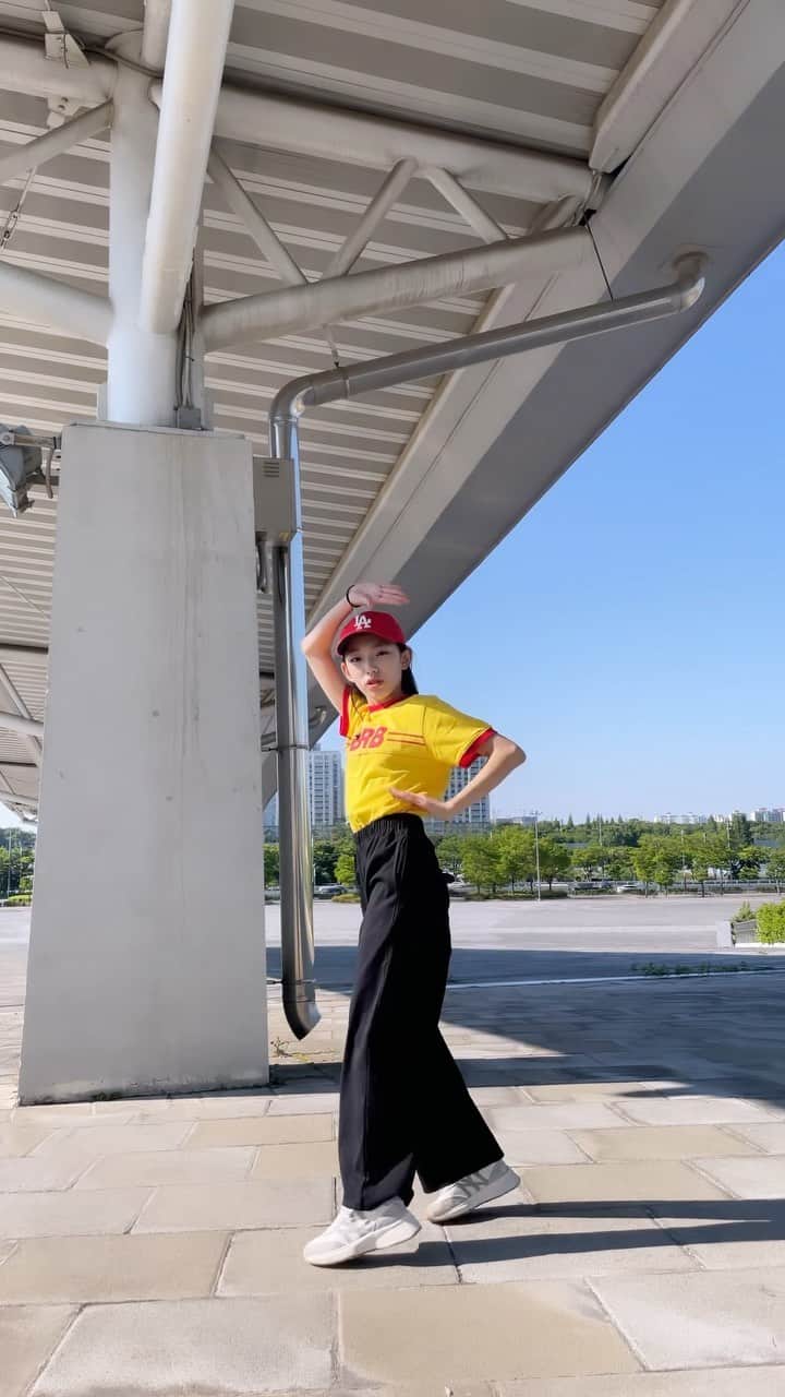 ウンチェのインスタグラム：「CLASS:y- SHUT DOWN  마지막에 왜 빵 터진거야ㅋㅋㅋㅋ  #CLASSy #SHUTDOWN #클라씨 #셧다운  #kpop #kdance #dance #kdancecover #dancecover #idol #girlgroup #걸그룹」