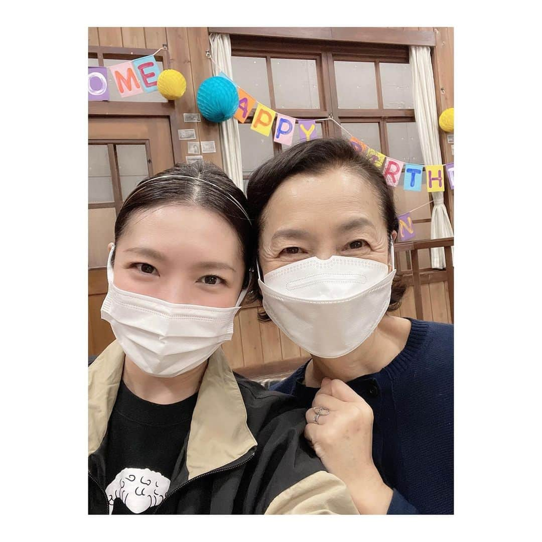 瀬奈じゅんさんのインスタグラム写真 - (瀬奈じゅんInstagram)「⁡ ⁡ 大好きな高橋惠子さん。 ⁡ 女優としても女性としても母としても尊敬する、とっても素敵な方です。 惠子さんの周りにはいつも穏やかで優しい空気が流れていて、癒されます。 ⁡ 再び「お母さん」とお呼び出来る幸せを噛み締めて、この家族で紡ぐ舞台を皆様に誠実にお届けいたします。 足をお運び頂けたら嬉しいです……。 ⁡ ⁡ #黄昏 #稽古最終日 #高橋惠子 さん #大好き ‼︎」5月30日 19時58分 - junsena_official