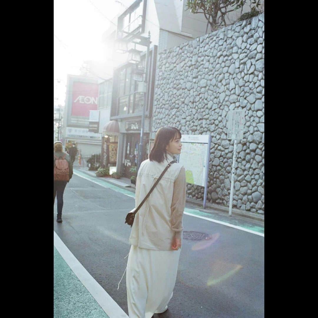 深川麻衣 のインスタグラム：「POPEYE webにて 石田真澄さんに撮っていただいた Girl in the Cityのアザーカットが公開中です🌼 なんだかホッとする街、参宮橋を散策して、 楽しい撮影でした☺︎ @8msmsm8」