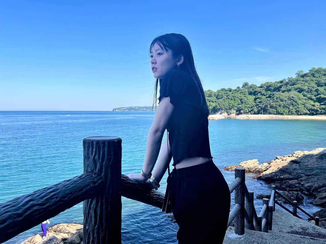 Peppe（緑黄色社会）のインスタグラム：「海綺麗…🥹(単純な感想)  突然潮が満ちてきて、！！！？？？となった長屋をさっと助けるヒーローいっせーまん、ここにあり at 瀬戸内海」