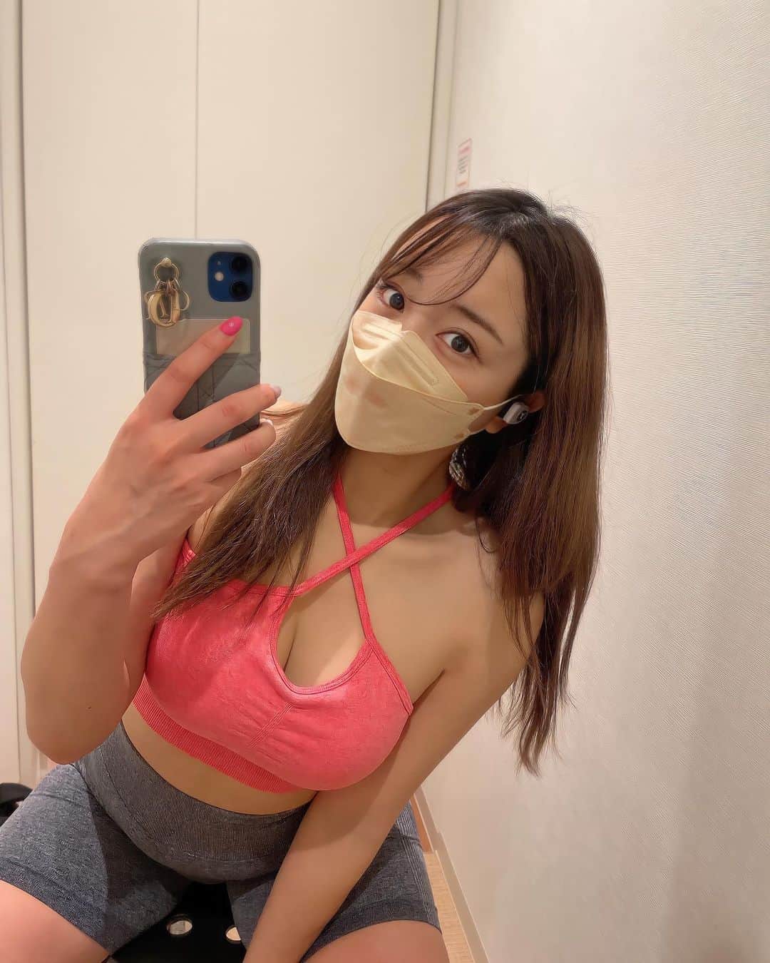 石田みかのインスタグラム：「すっぴんボサボサだったけど 不意にあげたストーリーが好評だったので😮‍💨⭐️ . . 筋トレ初めて4年目でやっとまともに トレウェア買い揃えてる🥱☁️ . . 普通のジムだと実はウェア着るの恥ずかしい😮‍💨笑 これわかる女子いるかな🤣 . . . #筋トレ女子  #フィットネスウェア  #japanesegirl #japanese #tokyo #日本女孩 #我的最愛」