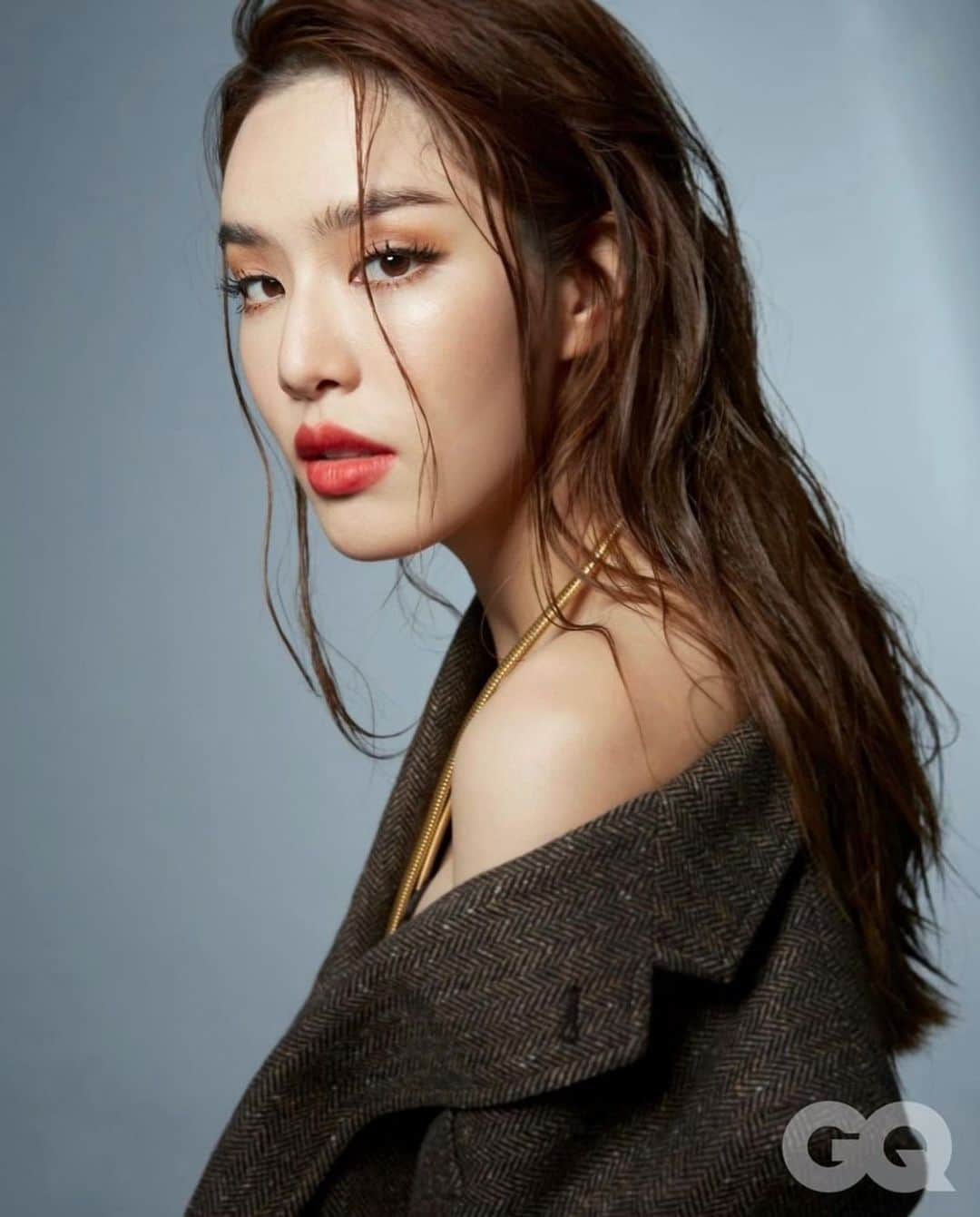 グレース＝カンクラオのインスタグラム：「📸💥 @gqthailand💄 @aoh_trn @komkiss_hairstylist   ตลอดการเดินทางของซีรีส์ นางฟ้าคาบาเรต์ ต้องยอมรับว่านี่คือความบันเทิงที่เข้ามาเรียกรอยยิ้ม เสียงหัวเราะ ช่วยรีเฟรชหัวใจให้ชุ่มชื่น ด้วยความสวยแซ่บของนางเอกสาว ‘เกรซ-กาญจน์เกล้า ด้วยเศียรเกล้า’ ในการประกบคู่กับพระเอกหล่อเท่ ‘ลุค-อิชิคาว่า พลาวเด้น’ เป็นครั้งแรก . 👉 อ่าน: ‘ลุค - เกรซ’ ปล่อยของกับบทบาทสุดหินในนางฟ้าคาบาเรต์ https://www.gqthailand.com/gq-hype/article/gq-hype-vol-126 . ติดตาม GQ Hype คอนเทนท์ดิจิทัลสุดพรีเมียมได้ทุกเช้าวันจันทร์ เวลา 10 โมง  #GQHype #GQThailand」