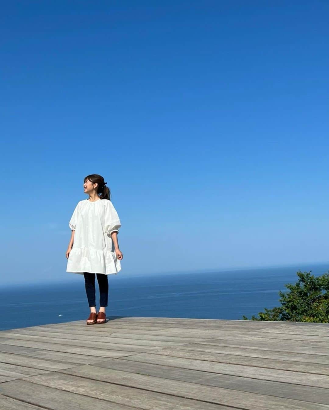 内山絵里加のインスタグラム：「・ ・ トークテーマ『おとなになったなあ』 でもお話しした ぷらっと熱海日帰り旅👱🏻‍♀️♩ ・ 13時に熱海駅集合で ACAO FORESTにしらす丼に熱海だいだい生ビール🍊 締めは温泉..♨︎ ・ 半日でも大満喫でした𓂃 𓈒𓏸◌ あらためて、熱海って素敵だなあ。。 会いたい人たちにも会えて、充電完了！ 今週もがんばりましょう🌿 ・ ・ #熱海 #日帰り旅 #ACAOFOREST #しらす丼 #熱海だいだい生ビール #温泉 #隈研吾 #コエダハウス #KOEDAHOUSE‬ #リフレッシュ #女子旅」
