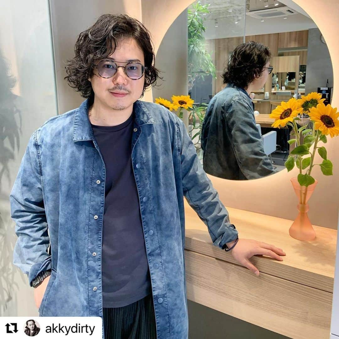 反田恭平さんのインスタグラム写真 - (反田恭平Instagram)「I got a haircut 💇‍♂️   #Repost @akkydirty with @make_repost ・・・ 反田恭平さん帰国されてメンテナンス👍 お花がとっても似合いますね🌼 ショパンコンクールの感動が忘れられなくて日本を代表するピアニストでラーメン大好きな反田さんが大好きです🤣 こんど二郎一緒に行きたいですね🍜 お忙しいのにいつもありがとうございます🙏 #反田恭平 #ピアニスト #指揮者 #実業家 #ショパンコンクール  #情熱大陸 #ショパン国際ピアノコンクール  #ショパンコンクール2021  #サムライヘア #minxharajuku」5月30日 20時23分 - kyoheisorita