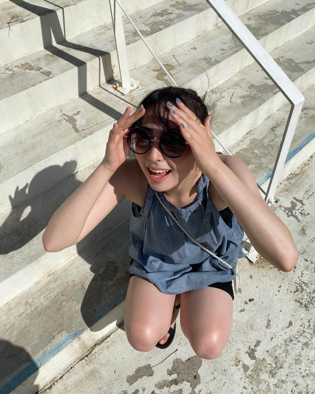 のインスタグラム：「・ Is it summer already？🌞🌺   #hm#sunglasses#summercode #小高サラ#スターダストプロモーション」
