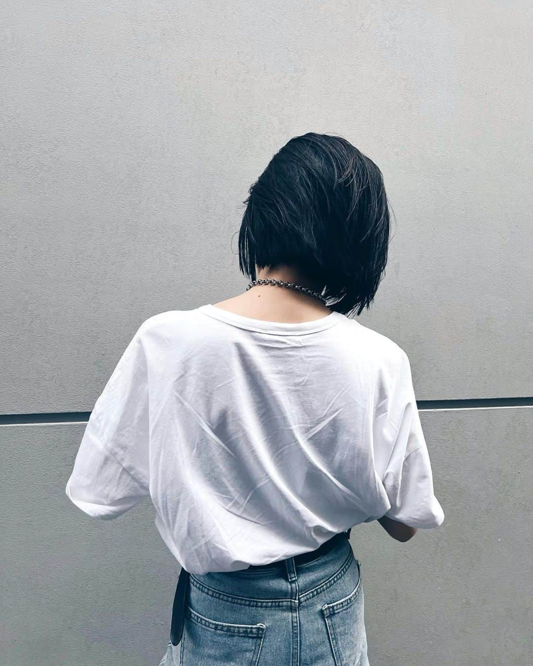 ALISA MATSUMURAのインスタグラム：「✂︎✂︎ショートボブ✂︎✂︎ . ブレずに毎回ボブなのですが 今回はいつもより短くカット👍 少し前下がりにしてもらって ギリ縛れる長さに🙌 首の後ろまで ちゃんと日焼け止め必要☀️ . いつもその場で長さ決めるのに ちゃんとお気に入り仕上げてくれる @bebeaki 🙏✨ . そしてスタバのタンブラーは まさかのサプライズで 嬉しすぎちゃった 写真です😀🫰💙🥤 . お疲れさまでしたー☕️♫ . . #シンプル#ZARA#MOUSSY#starbucks #ヘアカット#ボブ#ボブヘア#ショートボブ#デニム#タンブラー#ソファーで寝ちゃってTシャツシワが出来ちゃってる#泣#す」