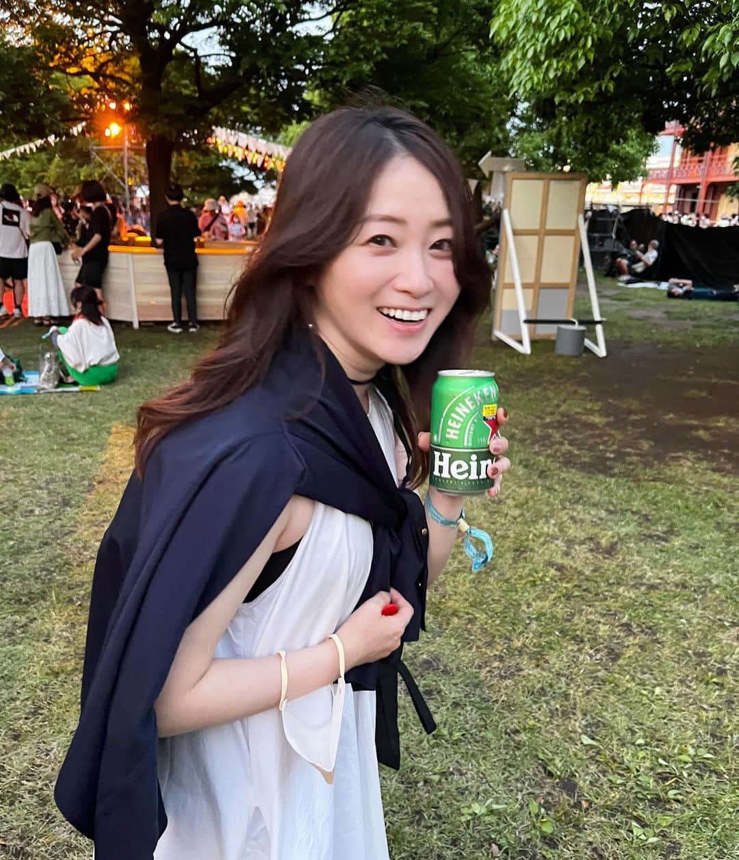 本谷亜紀のインスタグラム：「横浜レンガ街で開催されてたGREENROOM FESTIVAL'22に行ってきたよ〜☺️めちゃくちゃ天気良くて、天気良すぎて暑かったけどビールのあるフェスって久々だからとーっても楽しかった😘 ㅤㅤㅤㅤㅤㅤㅤㅤㅤㅤㅤㅤㅤ 10歳くらい年下の親友と参戦したけど、ピョンピョン跳ねて幸せだった。歌うのはできないからさ！ほらさ、日常でピョンピョンすることないじゃない？😆 ㅤㅤㅤㅤㅤㅤㅤㅤㅤㅤㅤㅤㅤ #GREENROOMFESTIVAL #フェスコーデ  #横浜 #グリーンルームフェスティバル」