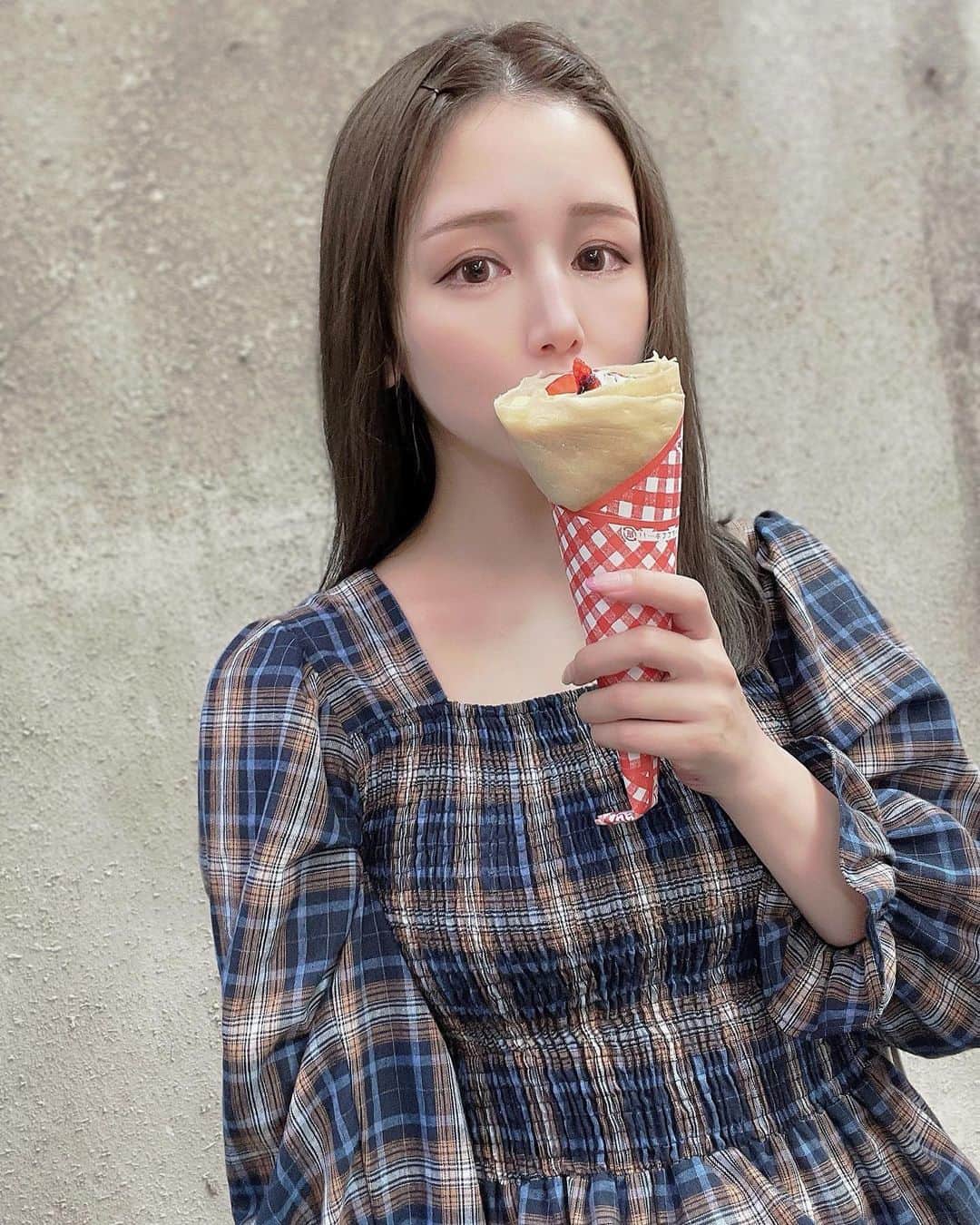 yuu__aaaのインスタグラム：「. クレープるんっ♪ 暑いから前髪止めちゃった🫠 . . #クレープ#ootd #コーデ」