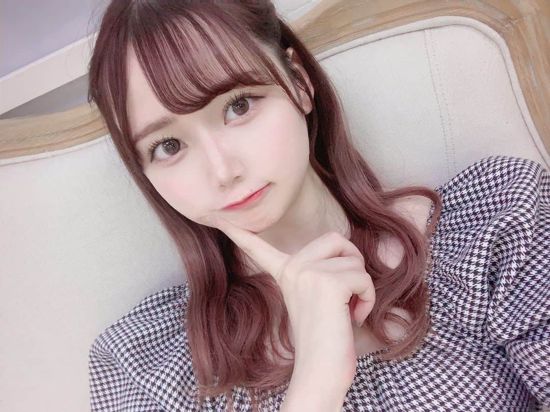 のインスタグラム：「@une_fleur_nayu さんにパリジェンヌと眉毛カラーして頂いて、 @une_fleur_ryoko さんにウォーターピーリングと毛穴吸引とカーボキシーパックしてもらってびっくりするくらい肌つるつるなった🥲💕  ひとつのお店でまつ毛も眉毛も肌も綺麗なってすごい、うれしい🫶🏻」