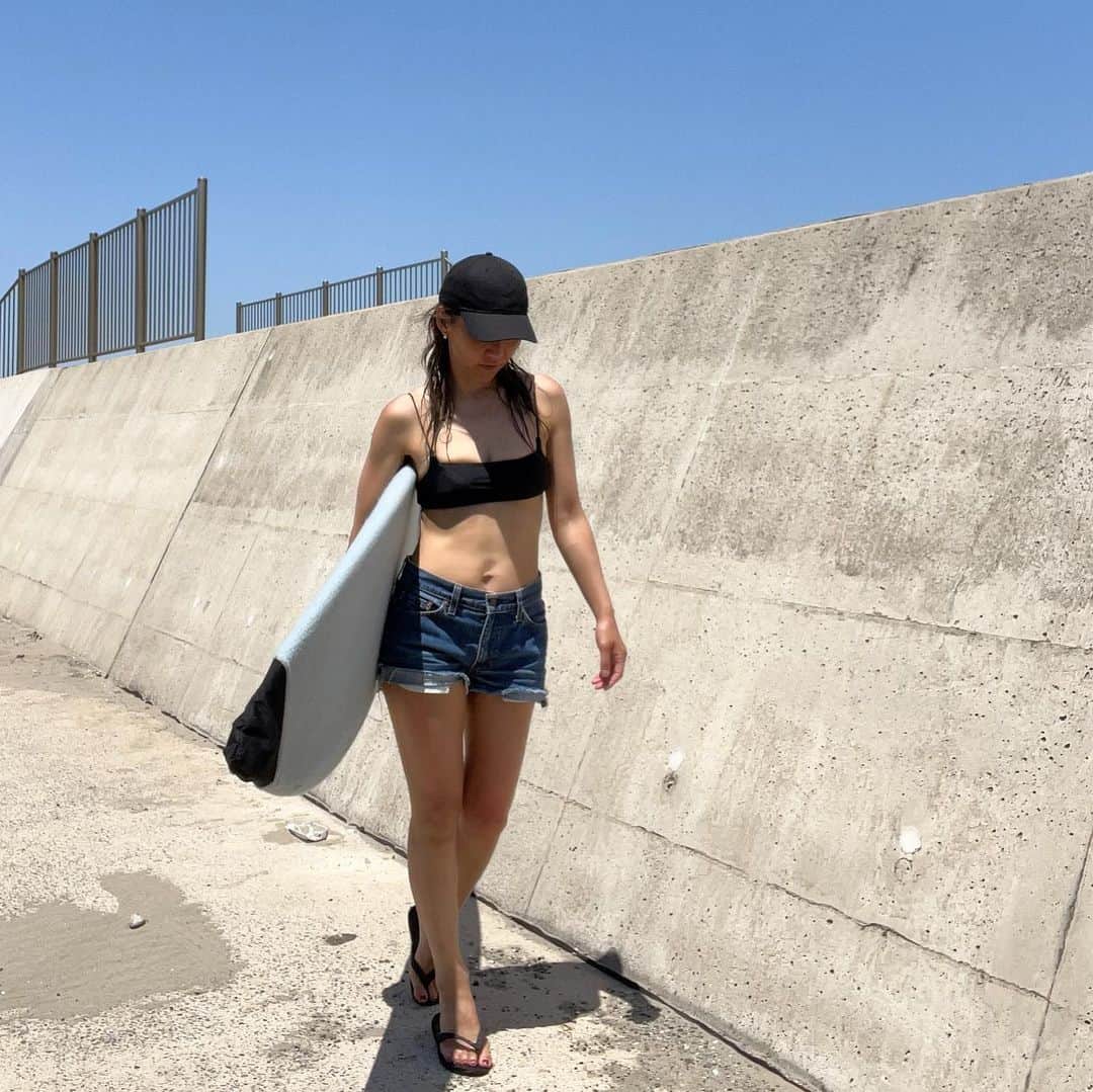 mitsuxmitsu24のインスタグラム：「You can do anything if you just put your mind to it  * * 波も天気もいいのに自分が全然ダメで 諦めかけたけど、心の中で「あいきゃんどぅいっ」自分で自分を応援しながら頑張ったw * * #surfing #surfer #surfinglife #beachlife #サーファー女子 #サーフィン #サーフィン女子 #波乗り女子 #波乗り好きな人と繋がりたい」