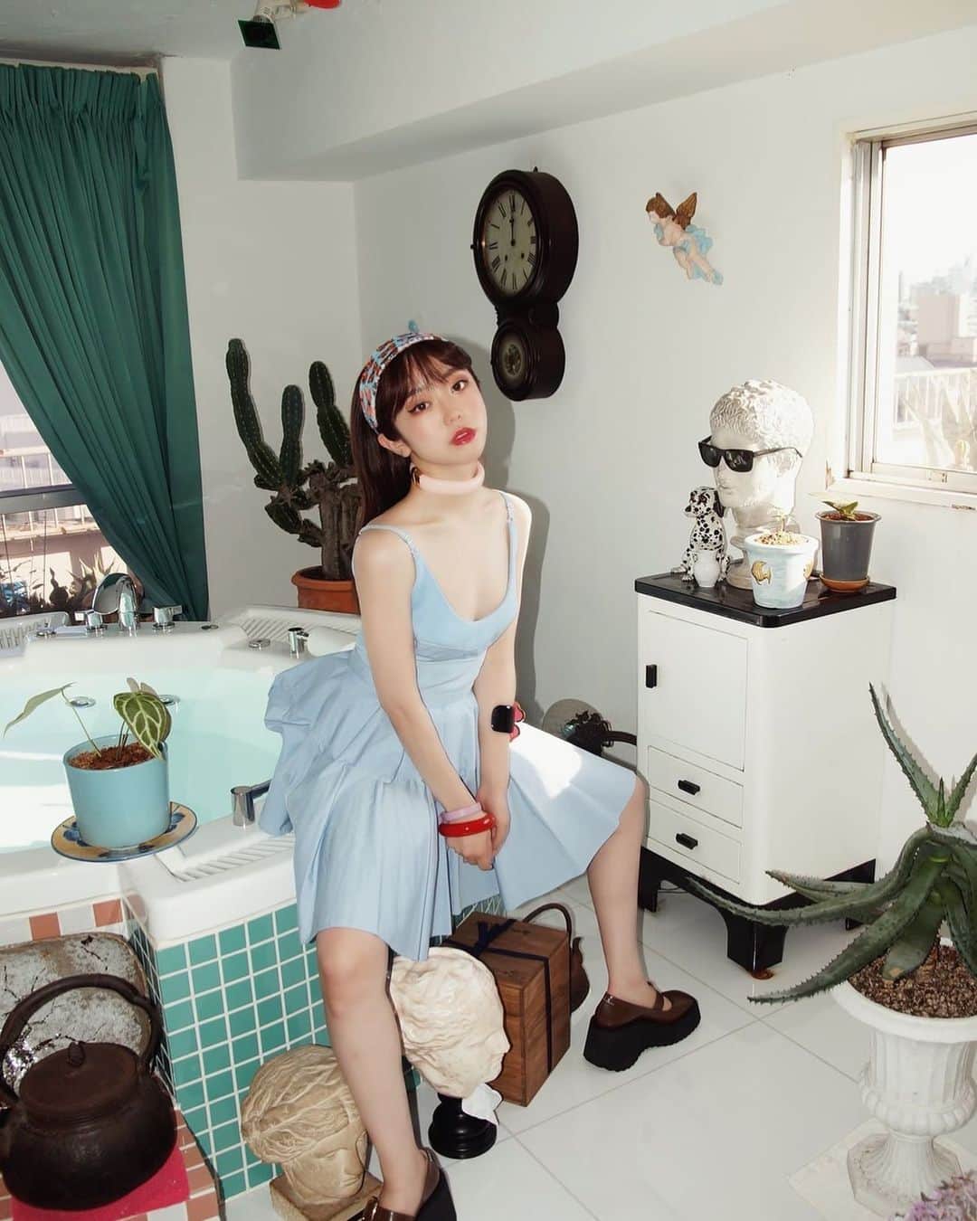 峯岸みなみのインスタグラム：「ばびに初めて写真撮ってもらいました。 メイクもスタイリングも全部自分でやっちゃう多才なばびちゃん。 絵描きだからメイクも顔に絵描いてるみたいに迷いなくするの。楽しかったありがとｯｯ」