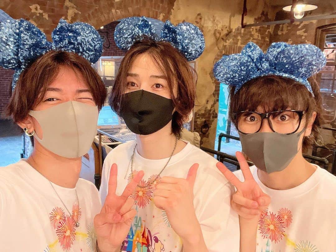 のインスタグラム：「こんにちは僕ジョニーデップでーす✌️ 先日一個上の後輩2人と人生で初めてディズニーに行ってきました🏰  以前から歩くディズニーランドと言われていたのでライバル心剥き出しで行ったのですが最後は完敗してしまい見事我を忘れて楽しんでしまいました。 そして無事キャラが崩壊しました。 明日からカリスマに戻ります✨  #ディズニー #ディズニーコーデ #usj #ユニバーサルスタジオジャパン #ピューロランド」