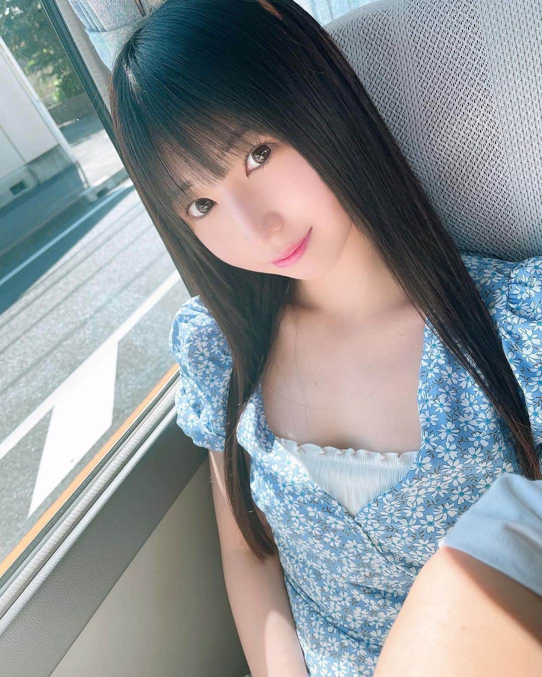 谷麻由里のインスタグラム：「肌＆マスカラ下地のまゆちゃん₍ᐢ.ˬ.ᐢ₎ デートするならこのくらいのメークでお出かけしたいなぁ(˶ ̇ ̵ ̇˶ )☆  いつも会場着いてからばっちりメイクしてる👌💄 化粧は取れてないのに、顔の赤みがすぐ出るから、何回も肌塗らなきゃいけない🥺 だから撮影のギリギリに重ねて肌塗る〜 最近肌の調子悪いからいっぱい寝るんだ！  あ、アイライン目尻にしてた！」