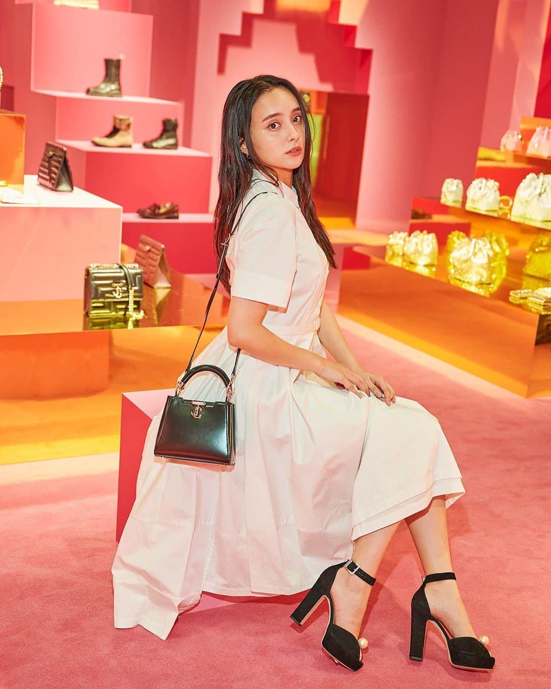のインスタグラム：「ジミーチュウ autumn 2022展示会に いってきました！  ピンクの世界の中で 素敵なアイテムがたくさんで きゅんきゅんしてきた♡  写真のカバンとシューズが ジミーチュウです！  #jimmychoo #jimmychooautumn2022 #ジミーチュウ」