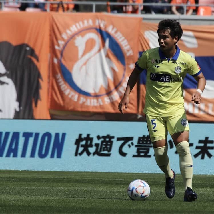 野田裕喜のインスタグラム：「新潟までたくさんの応援ありがとうございました。 結果はスコア通りの完敗でしたが、個人的に思ってる事を正直に言うなら0-1で負けるよりも0-3で負けて良かったと思います。 個人のクオリティーの差がそのままスコアに出たように感じましたし、もちろん悔しい気持ちもありますけど自分たちの今の立ち位置を再確認できたと思います。 何試合か負けなしで新潟戦を迎えて、応援してくれる方々も期待してたと思うし、僕らも自分たちにとって良い相手にどれだけやれるか楽しみにしてたのでショックはあります。でもそこまで大きく悲観する事はないとも思います。  これまでの試合も圧倒して相手に何もさせずに勝った試合は少なかったと感じてるし、それでも一つずつ目の前の試合に全力を出して泥くさく戦ってきたから順位も少しずつ上に上がってきてたと思います。 でもこのチームがJ1に行こうとするならこの試合で出た個人戦術の部分とチーム戦術の２つを飛躍的に向上させていかないといけないと思います。 文字通り完敗だったこのゲームをこの先のシーズンで必ず糧にしていかないといけないし、この試合を機にズルズル順位を下げてしまってはいけないと思います。 完敗だったからこそ攻守において修正しやすいと思うし、みんなで話し合ってまた一つずつの試合、練習に取り組んでいきたいと思います。  すぐに天皇杯もあるし6月も連戦が続くので一体感を持って戦っていきます！またここから上がっていけるように努力します！ 次の天皇杯、J2リーグの琉球戦、スタジアムで僕たちの背中を押してください！！」