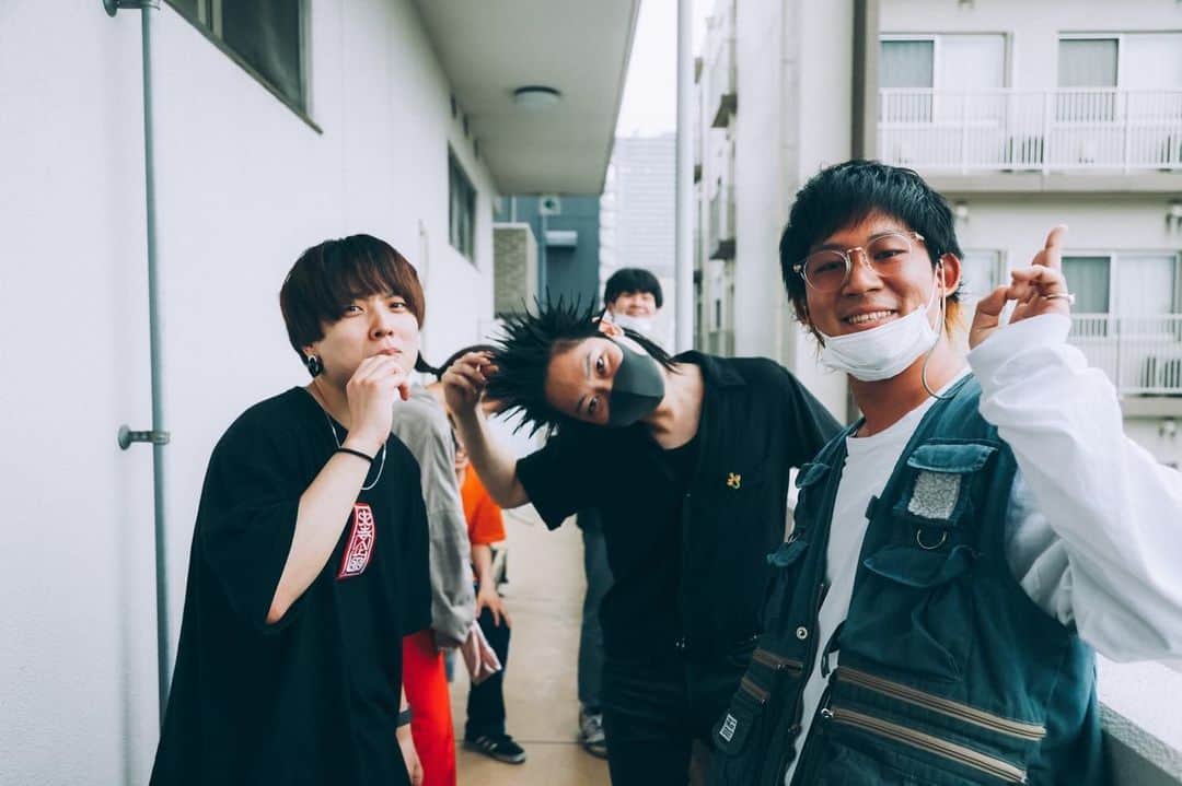 石原慎也のインスタグラム：「ハルカミライ×Saucy Dog オフショット  @CRAZY MAMA KINGDOM  最高のバンドと出会わせてくれた神様ありがとう。 お互いバンドを続けてきたからこそ。  photo by @junpeihiyoshi」