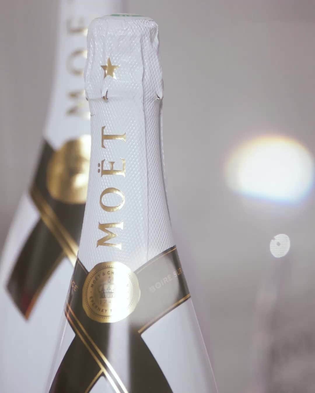 Moët & Chandon Officialのインスタグラム：「On the rocks. Ice Impérial is the first Champagne specially crafted to be enjoyed on ice. Ready to serve it the Impérial way?  #ThePerfectServe #MoetChandon  This material is not intended to be viewed by persons under the legal alcohol drinking age or in countries with restrictions on advertising on alcoholic beverages. ENJOY MOËT RESPONSIBLY.」