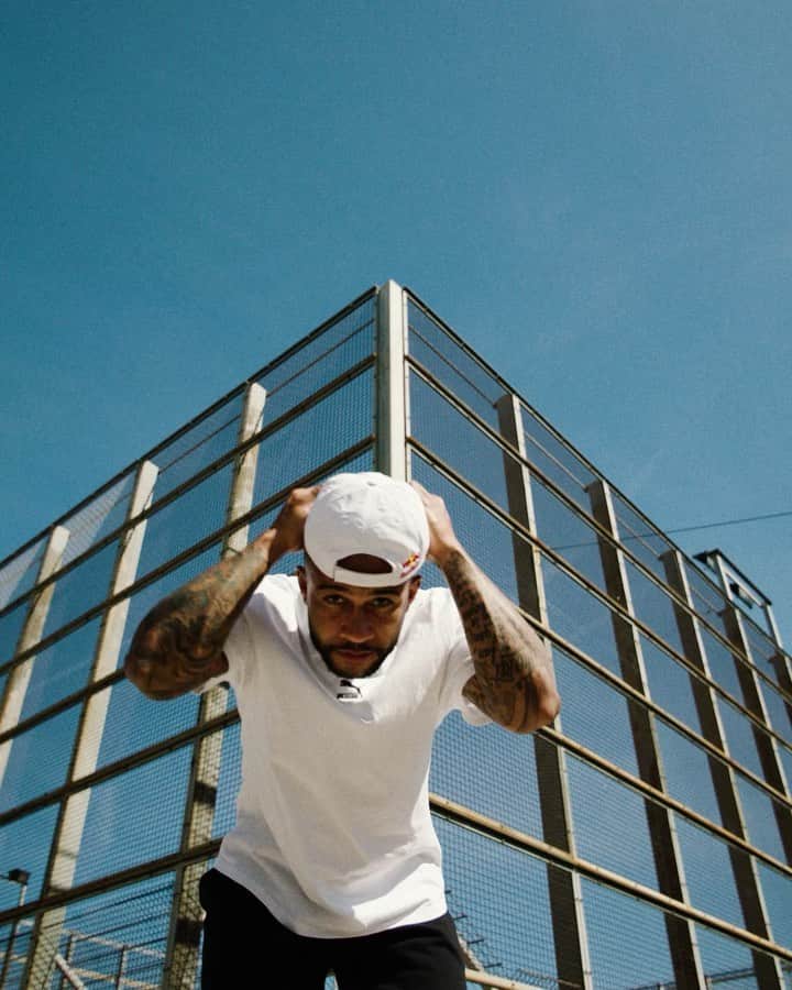 メンフィス・デパイのインスタグラム：「🗓2 juli: Red Bull Street Rhythm by Memphis Depay, met de beste straatvoetballers en dope muziek🔥   Bij zijn? 👉 redbull.nl/streetrhythm  #RedBullStreetRhythm #MemphisDepay #Voetbal #Muziek」