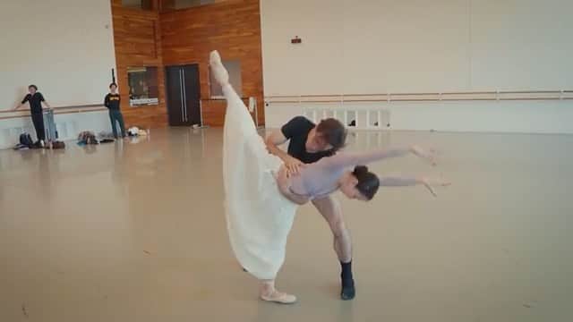 のインスタグラム：「• I will be dancing “Orange” by Stanton with wonderful @connorlwalsh on June 11th & 12th🧡  Repost from @houstonballet: Hear from Artistic Director and 'Orange' choreographer Stanton Welch on the creation of this piece, heading to the Wortham Theater stage in Originals, June 2-12. Though excerpts have been performed in the past, this will be the first time that 'Orange' has been performed in full for Houston audiences, as well as the first time that the globally-renowned @dancetheatreofharlem will join Houston Ballet onstage for this colorful trio of pas de deux!   次は6月11日&12日に監督スタントン振付作品「オレンジ」を @connorlwalsh と踊ります🧡　今回この作品はNYベースのダンスシアターオブハーレム (@dancetheatreofharlem )との共同公演❣️  #ballet #ballerina #dance #dancer #artist #asian #japanese #houstonballet #performance #rehearsal #houston # #バレエ #バレリーナ #ダンス #ダンサー #アーティスト #リハーサル」