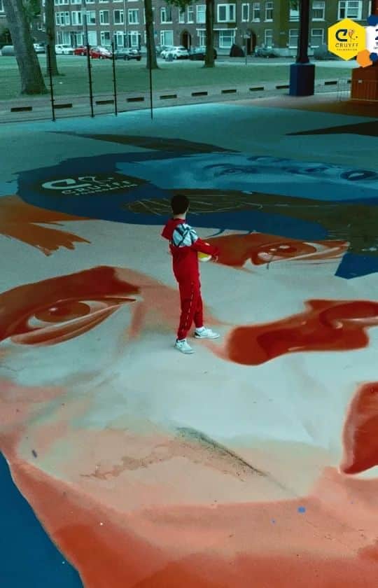 ヨハン・クライフのインスタグラム：「In honour of its 25th anniversary the Johan Cruyff Foundation has transformed an abandoned sports venue in Rotterdam into a Creative Cruyff Court. You will see it once you realize. It's time to claim your space. 🤜🤛  #CruyffLegacy #25YearsOfCreatingSpace #SpaceToPlay」
