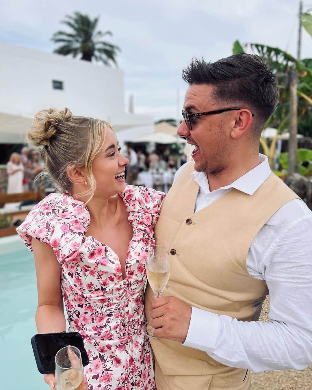 ケリー・イングラムのインスタグラム：「Holiday 1/3 with my least favourite person xxxx」