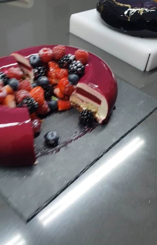 のインスタグラム：「Can you imagine what is hiding behind the mirror glaze?🤪😋. . WOW🔥 Up to 50% OFF my Video Course. . Mousse Cakes are a mystery to those who see them for the first time and often to those who makes them, but☝️   1. Anyone can do it. 7 years ago I didn't know how to make any cakes. 2. You don't need to spend years. I sold my first cake the first month after training. 3. You don't need a bakery (investment). I sold my cakes from home. 4. You don't need to have 30 recipes. I earned money by having only 2 cake recipes. 5. You don't need to be special or talented. But you have to believe in yourself👌 I did. The goal I have for all my classes is to transfer my baking skill to people who can then achieve their goals. Pastry skills can bring you possibilities to become successful, just star thinking out of the box. Don't be scared of many things you have to learn, start with one-the major skill, it may be learning glazing skills (via my video courses). This is something you can start doing today. This knowledge will help you down the road.  . You receive 6 lessons, recipe booklet, my direct consultations, certificate and bonus recipes. Watch and re-watch the process, practice and ask questions. . Up to 50% OFF LESSONS. Link in my profile. Act fast, these savings won't last long! ENDS IN 6 DAYS. . Представляете, что скрывается под зеркальной глазурью?🤪😋 . . WOW🔥 СКИДКА на мой Видеокурс 50%. . Муссовые торты остаются загадкой для тех, кто видит их впервые, и часто для тех, кто их готовит, но☝️ 1. Это может сделать каждый. 7 лет назад я не умела делать торты. 2.Не нужно тратить годы. Я продала свой первый торт в первый же месяц после мастер класса. 3. Кондитерская (вложения) не нужны. Продала торты из дома. 4. 30 рецептов знать не нужно. Первые месяцы я зарабатывала имея только 2 рецепта. 5. Не нужно быть особенным или талантливым. Но надо верить в себя👌   Продолжение👇」