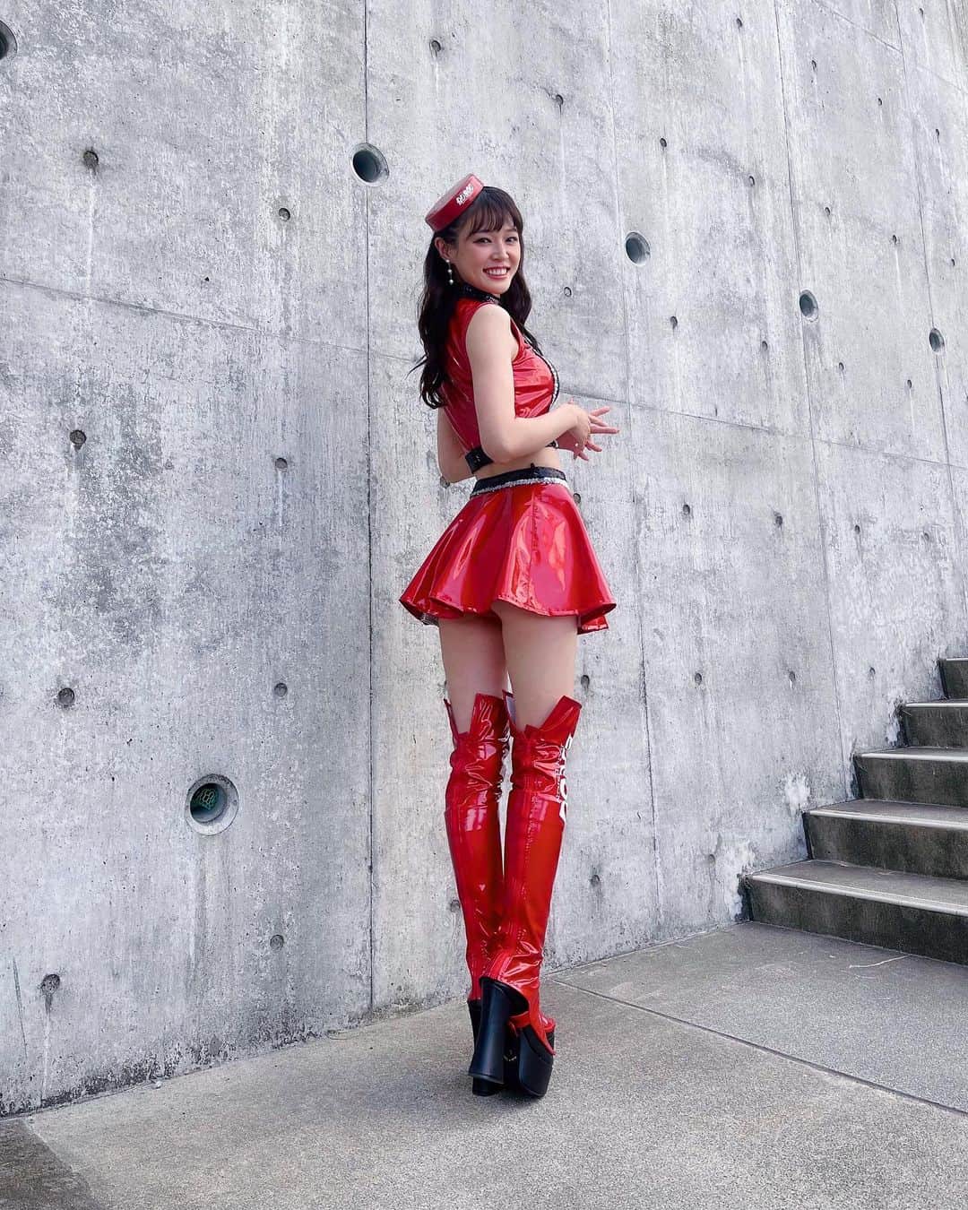 橘香恋のインスタグラム：「おはようございます🥰 ⁡ 前回の投稿に イイネとコメントありがとうございます💗 ⁡ ⁡SUPERGT Rd.3 鈴鹿サーキット お疲れ様でした❣️  予選21位➡️決勝6位 15位ポジションアップ⤴️  ✨✊🏻今回もポイントゲット✊🏻✨  暑い中たくさんの応援 本当にありがとうございました💗  ⁡そして今回チームの皆様のおかげで 初めてフラッグを持たせていただきました🎀 ⁡本当にありがとうございました。 ⁡ ⁡少し期間が空きますが ⁡次戦は真夏の8月🌻 ⁡またよろしくお願い申し上げます🤝🏻 ⁡ ⁡BUSOUサーキットレディのれんれんが ⁡新人賞に挑戦して頑張っています❕ ⁡応援どうぞよろしくお願い申し上げます🙇🏻‍♀️ ⁡ ⁡ ⁡ ⁡ ⁡ ⁡ ⁡」