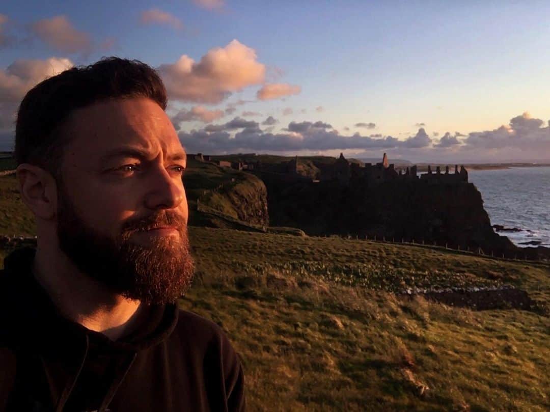 ロス・マーカンドのインスタグラム：「Rough day made better by the view.」
