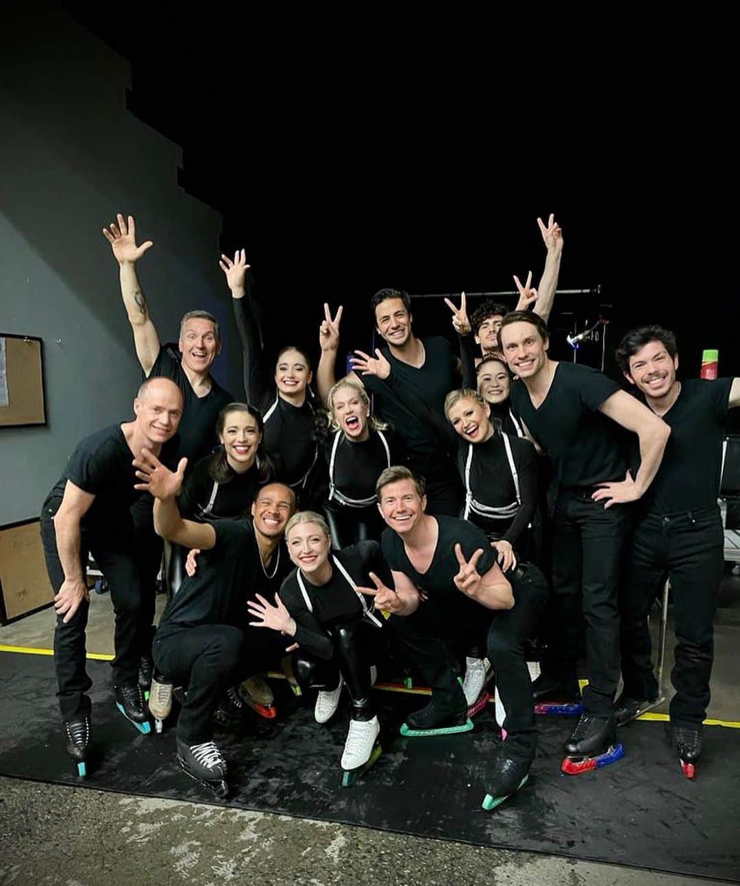 アリッサ・シズニーのインスタグラム：「So grateful to this family for a magical month! And to @starsonice and the crew for making this tour happen ❤️⛸🇨🇦 To be back here healthy and performing again—after three hip surgeries and numerous setbacks—means the world to me, more than I can ever express. And these people made it even more special. Thank you ♥️ And a shoutout to @isophit_inventor for being a big part of why I’m able to skate and perform again 💪🏼」