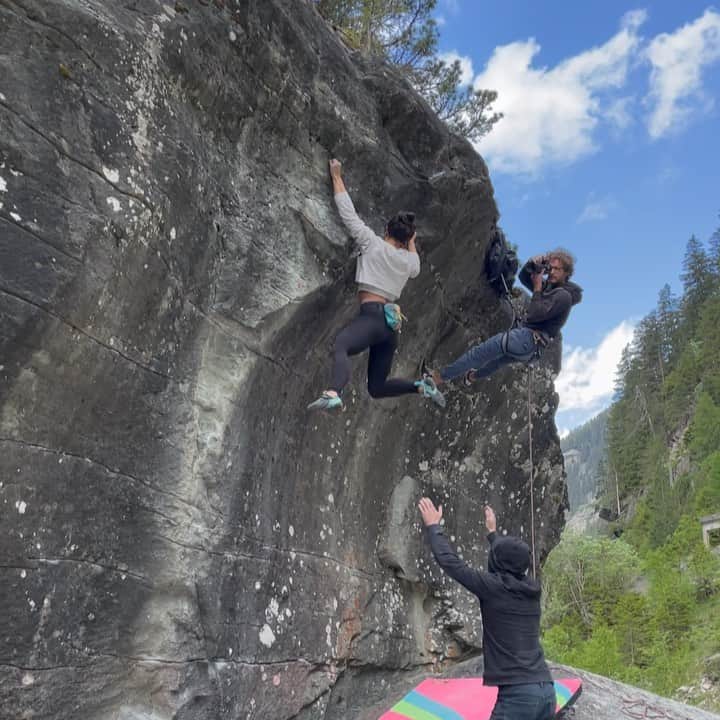 ニーナ・ウィリアムズのインスタグラム：「I didn’t quite know what to expect on this Swiss trip but adding a first ascent to the Riverbed boulder was not part of that picture! The white streak and arcing feature caught my attention and seemed pretty obvious. I initially did the line from a stand (starting on Riverbed’s sloping heel feature) but the full one starts at Riverbed and follows the curving streak. The extra moves + transition adds a bit for sure. And it’s tall but not too tall! Just stack a few @organicclimbing pads to even out the slant landing and you’re good to go 😁  Feeling grateful to spend time in this beautiful place and contribute a little something as well 😊  Big thanks to @giuliano_cameroni for the cleaning help, @martinkaelble @robinoleary @mcnallymade for the spots,  @michaelakiersch on vid spot 🎥 and  @samueltuor  @fourcade.olivier  @alexandermegos @alex_puccio89 @aly.does.ballet  for the collective crew stoke!!   Bloom 7C+ 🌸 FA  @organicclimbing 💖💜💖 @thenorthface_climb @scarpana #climbing #bouldering #magicwood」
