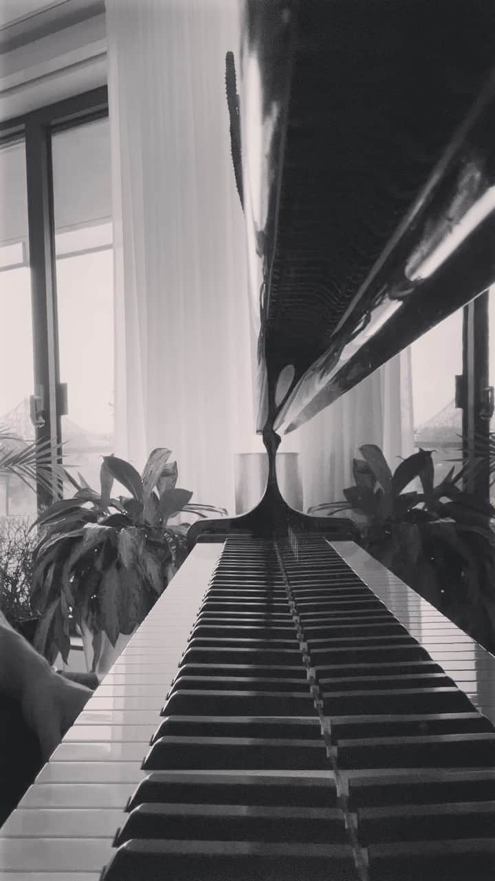 エリック・ラドフォードのインスタグラム：「‘Storm’  Me playing ‘Storm’ on a cloudy day.  #piano #pianomusic #classicalmusic #composition #composer #grandpiano #music #musician」