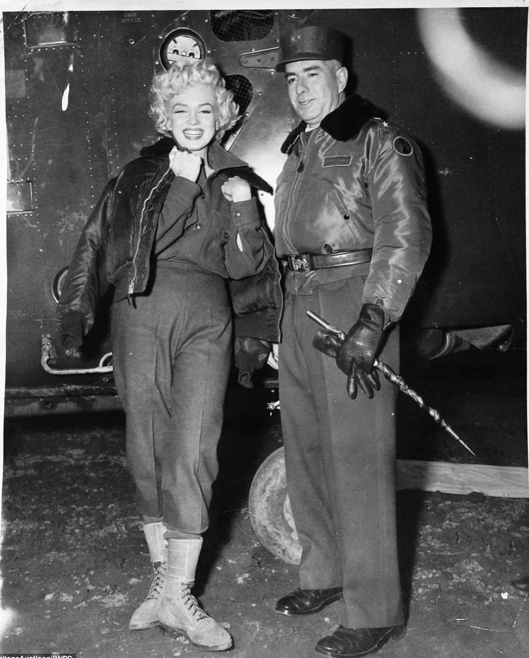 マリリン・モンローさんのインスタグラム写真 - (マリリン・モンローInstagram)「Memorial day. A day for the United States of mourning the U.S. military personnel who have died while serving in the armed forces 🖤 Look how giving Marilyn was for the troops. She was truly a beautiful soul. They look so happy and drawn towards her kindness」5月31日 8時01分 - welovemarilyn