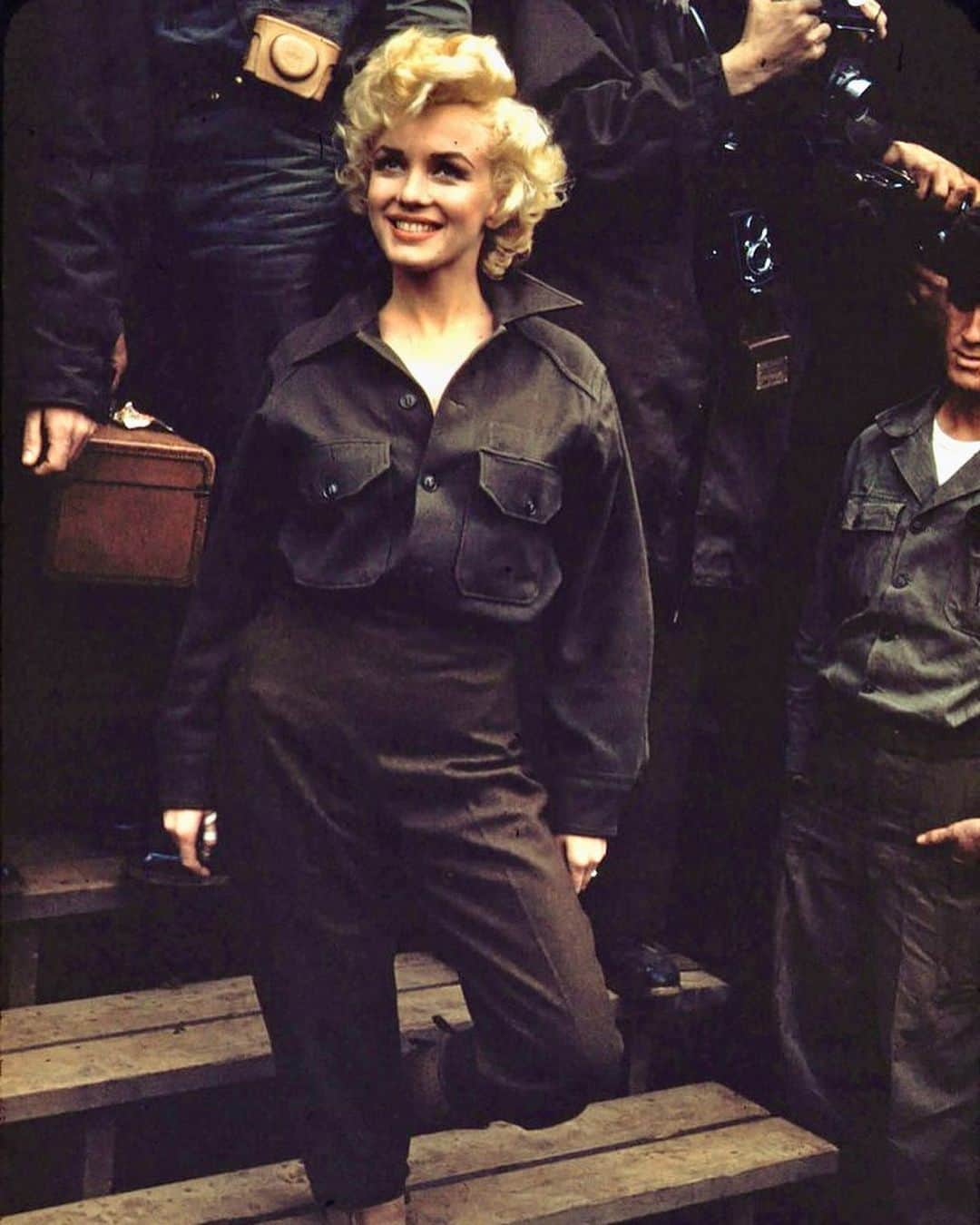 マリリン・モンローさんのインスタグラム写真 - (マリリン・モンローInstagram)「Memorial day. A day for the United States of mourning the U.S. military personnel who have died while serving in the armed forces 🖤 Look how giving Marilyn was for the troops. She was truly a beautiful soul. They look so happy and drawn towards her kindness」5月31日 8時01分 - welovemarilyn