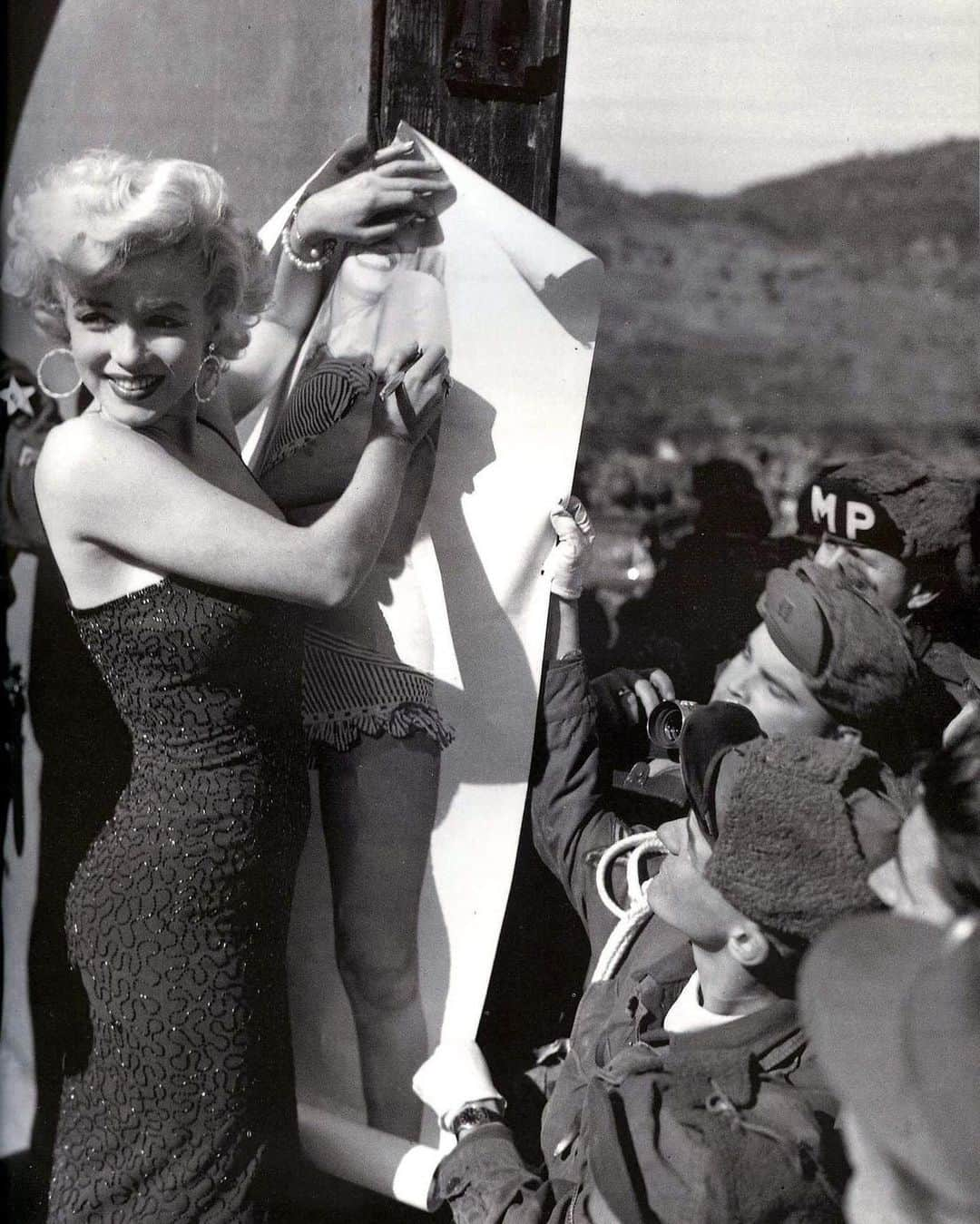 マリリン・モンローさんのインスタグラム写真 - (マリリン・モンローInstagram)「Memorial day. A day for the United States of mourning the U.S. military personnel who have died while serving in the armed forces 🖤 Look how giving Marilyn was for the troops. She was truly a beautiful soul. They look so happy and drawn towards her kindness」5月31日 8時01分 - welovemarilyn