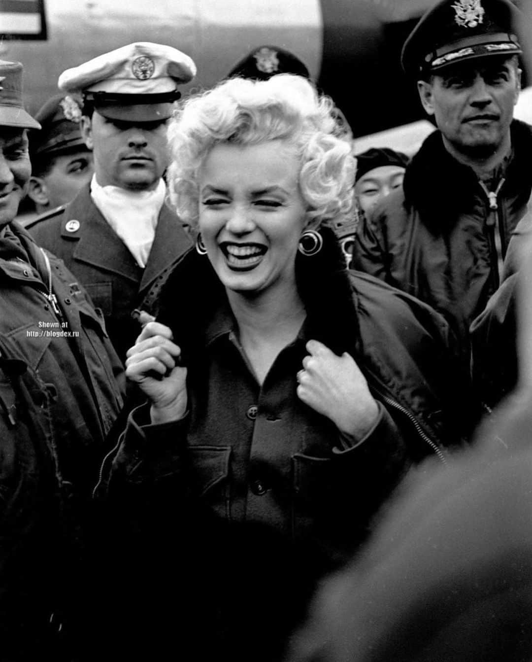 マリリン・モンローさんのインスタグラム写真 - (マリリン・モンローInstagram)「Memorial day. A day for the United States of mourning the U.S. military personnel who have died while serving in the armed forces 🖤 Look how giving Marilyn was for the troops. She was truly a beautiful soul. They look so happy and drawn towards her kindness」5月31日 8時01分 - welovemarilyn