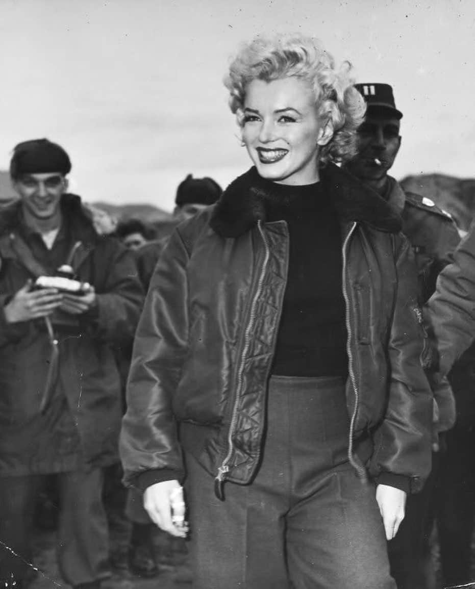 マリリン・モンローさんのインスタグラム写真 - (マリリン・モンローInstagram)「Memorial day. A day for the United States of mourning the U.S. military personnel who have died while serving in the armed forces 🖤 Look how giving Marilyn was for the troops. She was truly a beautiful soul. They look so happy and drawn towards her kindness」5月31日 8時01分 - welovemarilyn