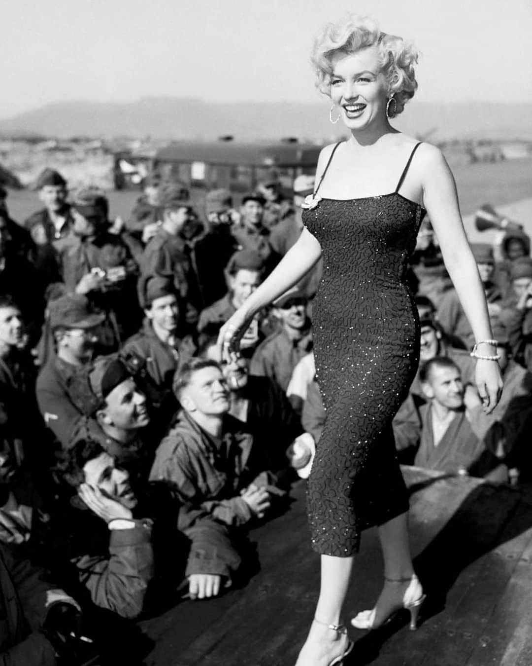 マリリン・モンローさんのインスタグラム写真 - (マリリン・モンローInstagram)「Memorial day. A day for the United States of mourning the U.S. military personnel who have died while serving in the armed forces 🖤 Look how giving Marilyn was for the troops. She was truly a beautiful soul. They look so happy and drawn towards her kindness」5月31日 8時01分 - welovemarilyn