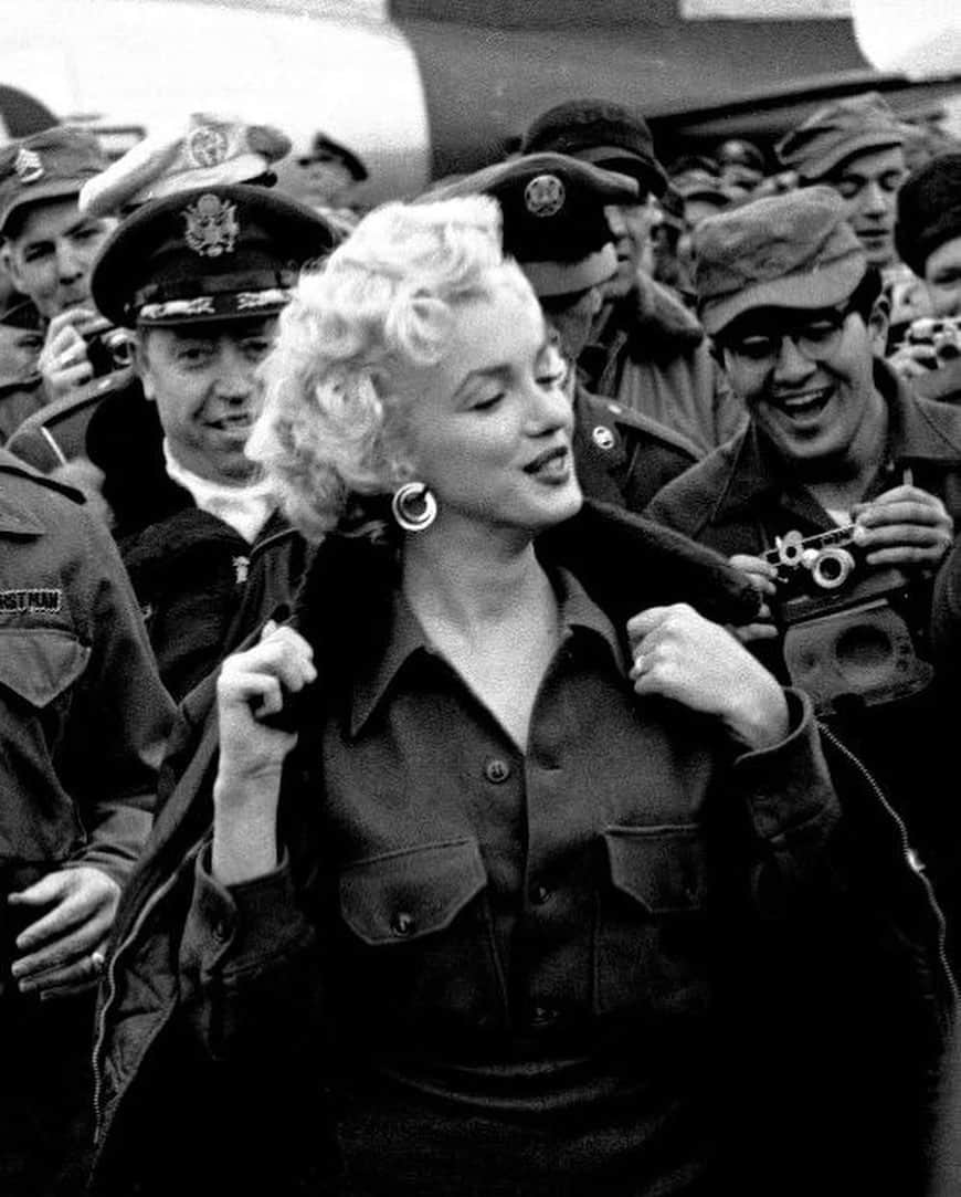 マリリン・モンローさんのインスタグラム写真 - (マリリン・モンローInstagram)「Memorial day. A day for the United States of mourning the U.S. military personnel who have died while serving in the armed forces 🖤 Look how giving Marilyn was for the troops. She was truly a beautiful soul. They look so happy and drawn towards her kindness」5月31日 8時01分 - welovemarilyn