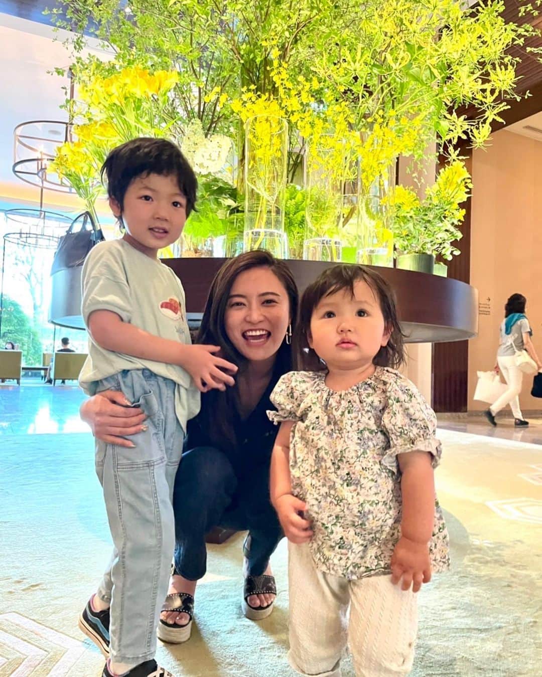小島瑠璃子のインスタグラム：「💕 私がデビューした時からのスタイリストさんの 子供達なんだー☺️✨ 寝る暇もなく働いてたときも楽しいときも 辛い時もずーっと一緒に過ごしてきた人。 私の現場で旦那さんと出逢ってくれて 結婚してこの天使達が産まれてきた😭 それだけでもこの仕事してて良かったと思う🥰 可愛い可愛すぎる😭」