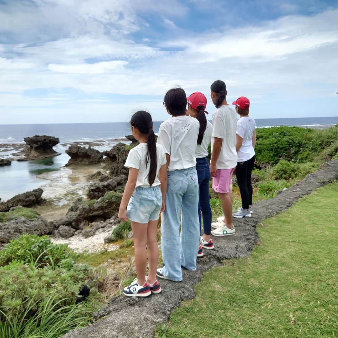 安倍昭恵さんのインスタグラム写真 - (安倍昭恵Instagram)「沖永良部島のうじじきれい団を訪問。 竿家の子どもたちは毎朝学校に行く前に15分間浜のゴミ拾いをしています。 私もピンセットでマイクロプラスチックを集めました。 ビーチクリーンはしてもマイクロプラスチックを拾ったのは初めて・・・  #沖永良部島 #うじじきれい団 #マイクロプラスチック」5月31日 17時58分 - akieabe