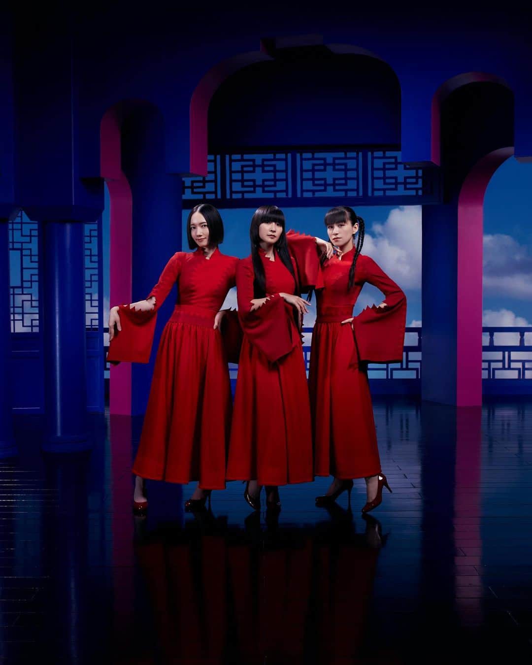 のインスタグラム：「7月27日(水) 発売 Perfumeのニューアルバム「PLASMA｣ New Visual 公開✨ そして！アルバムに収録される新曲も決定！  ＜収録曲＞  01 Plasma🆕 02 Time Warp (v1.1)　 03 ポリゴンウェイヴ (Original Mix)　 04 再生　 05 Spinning World🆕 06 マワルカガミ　 07 Flow　 08 ∞ループ　 09 Drive’n The Rain🆕 10 ハテナビト🆕 11 アンドロイド＆ 12 さよならプラスティックワールド  ご予約はストーリーズのリンクから🧚‍♀  So excited to share our new visual for “PLASMA” coming out on July 27!  Also new song titles on the album revealed!   <Tracklist> 01 Plasma🆕 02 Time Warp (v1.1)　 03 Polygon Wave (Original Mix)　 04 Saisei 05 Spinning World🆕 06 Mawarukagami　 07 Flow　 08 ∞Loop 09 Drive’n The Rain🆕 10 Hatenabito🆕 11 Android＆ 12 Sayonara Plastic World  Pre-order link in stories.  #prfm」