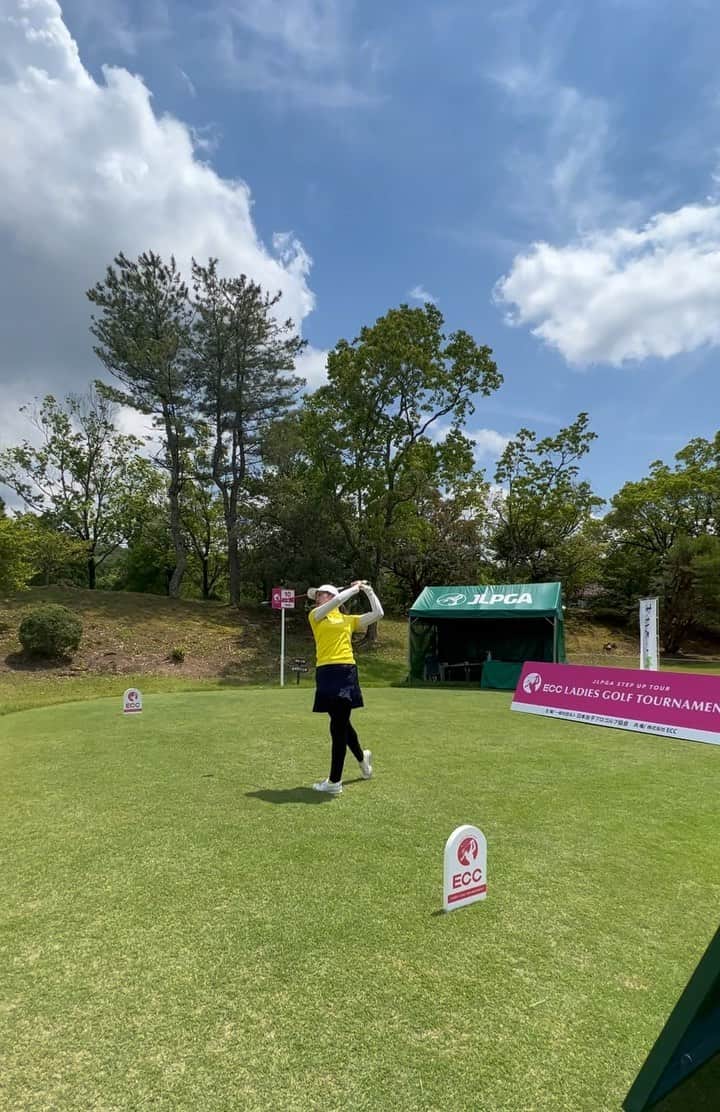 のインスタグラム：「0531 ・ ・ 自分だと撮らない角度🙂🤍🤍 1w⛳️ ・ ・ #ECC #ミツウロコ#BRIDGESTONEGOLF  #環境ステーション#dormyinn  #姉ヶ崎カントリー倶楽部#kissonthegreen #9999 #フットジョイ #footjoy  #golf #スイング動画 #golfswing  #ゴルフウェア」